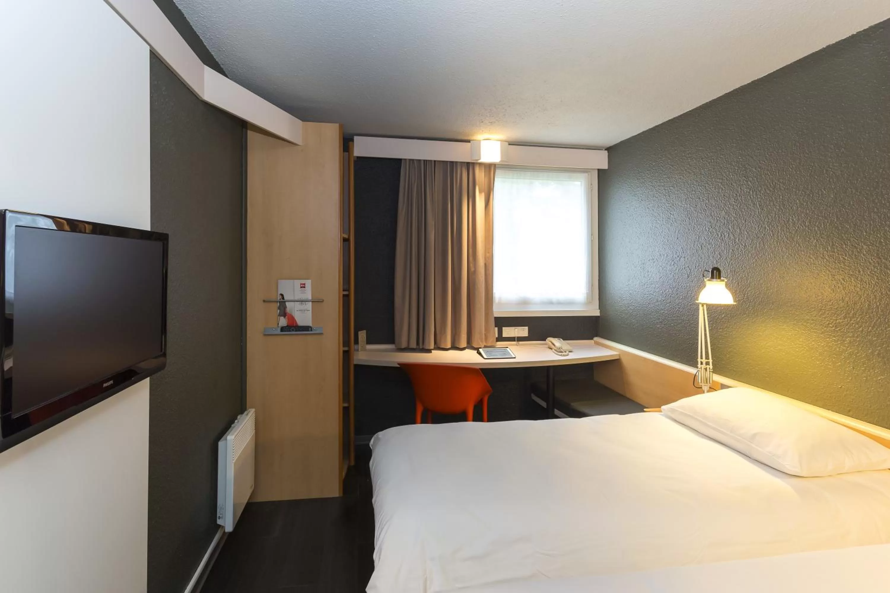 Photo of the whole room, Bed in ibis Lorient Centre Hôtelier