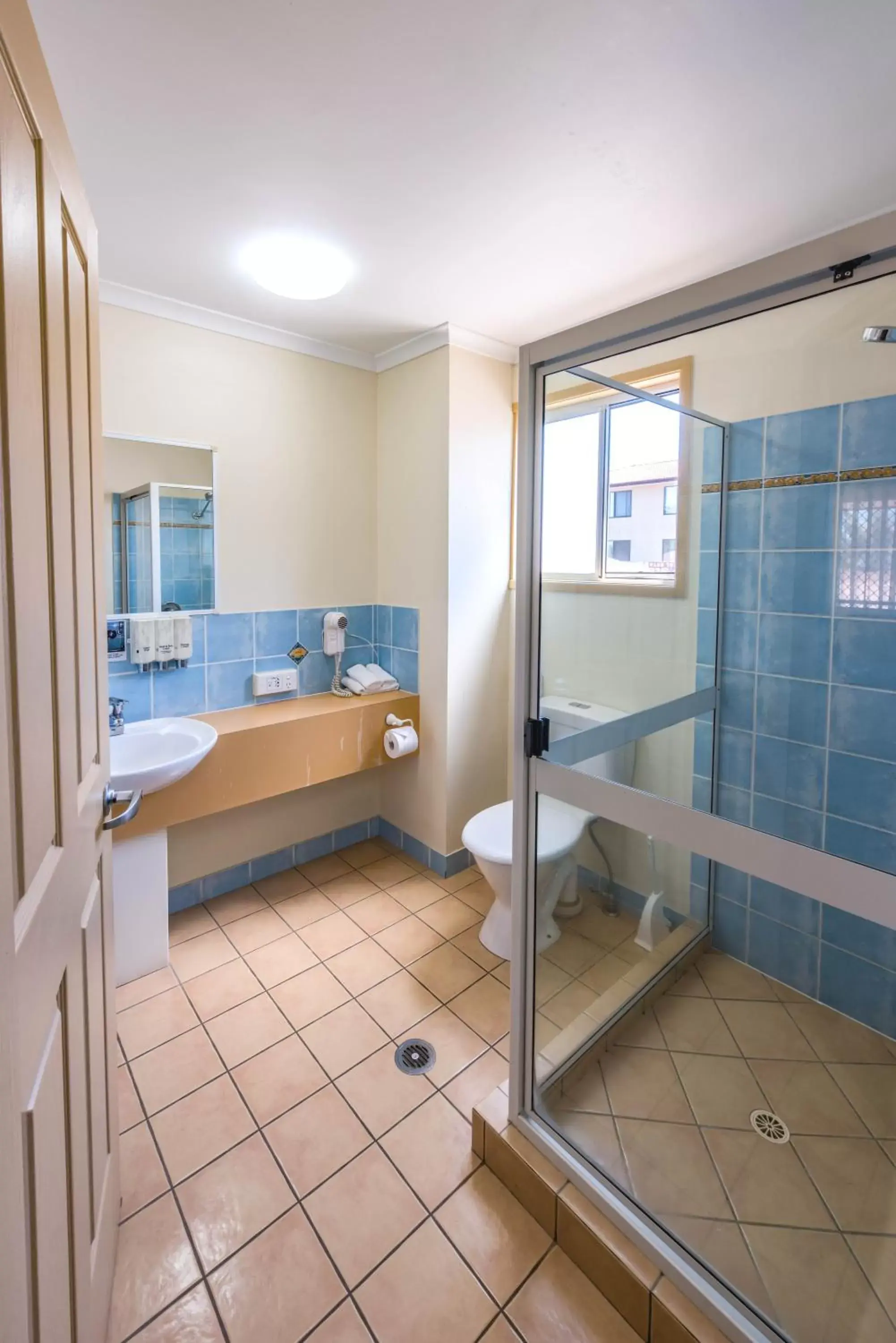 Shower, Bathroom in Villa Mirasol Motor Inn