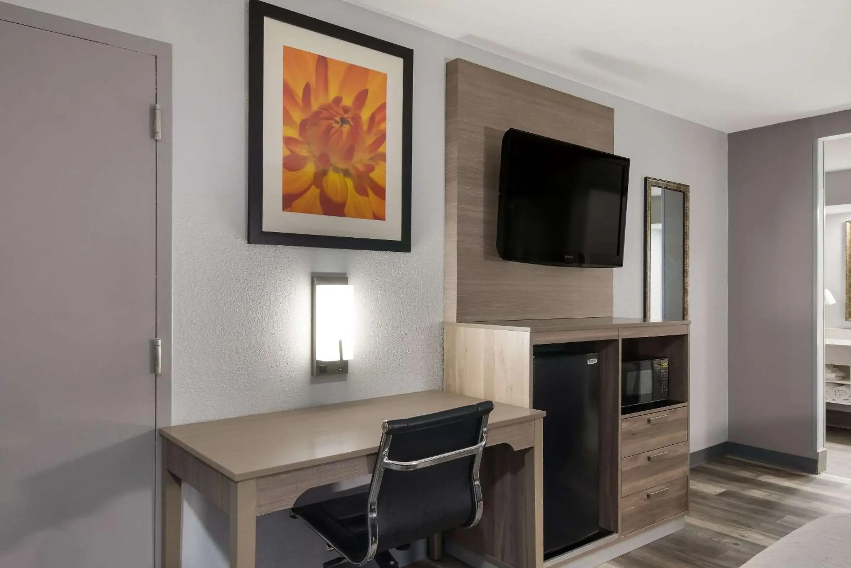 Bedroom, TV/Entertainment Center in Quality Inn near Casinos and Convention Center