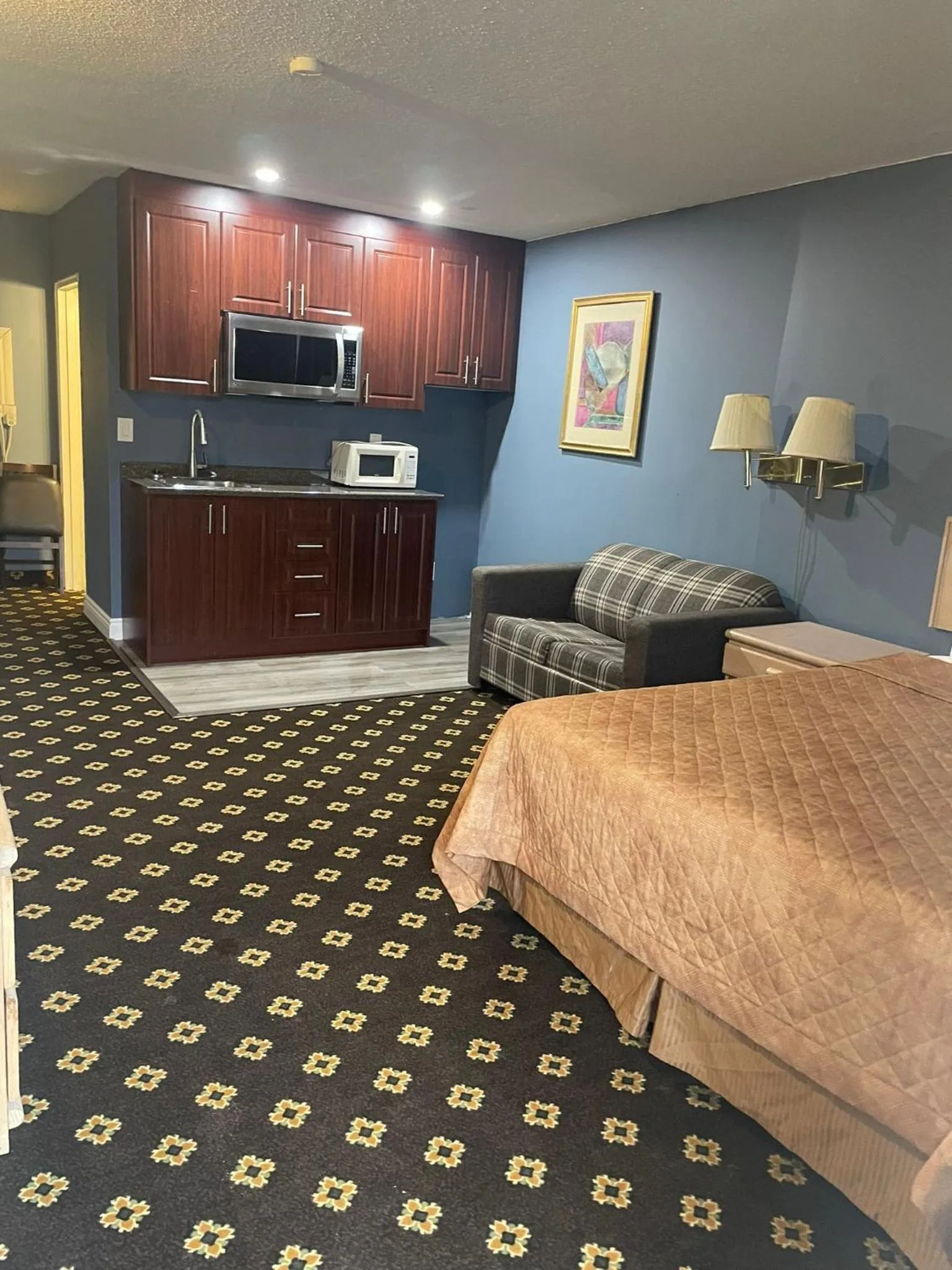 Kitchen or kitchenette in Niagara Lodge & Suites