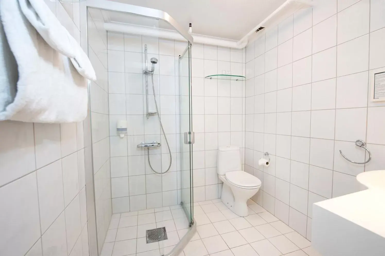 Shower, Bathroom in Dr. Holms Hotel