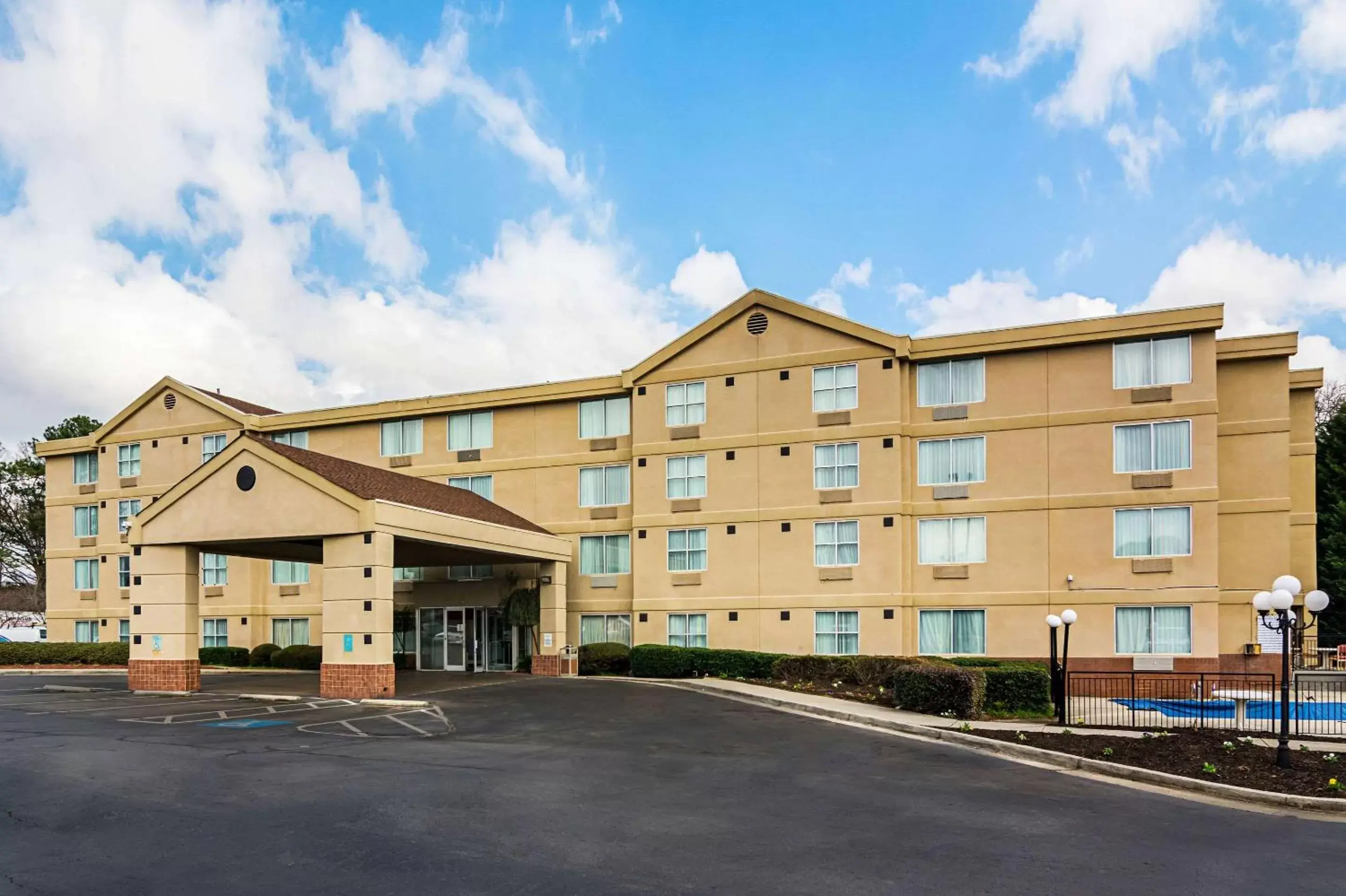 Property Building in Quality Suites Atlanta Airport East