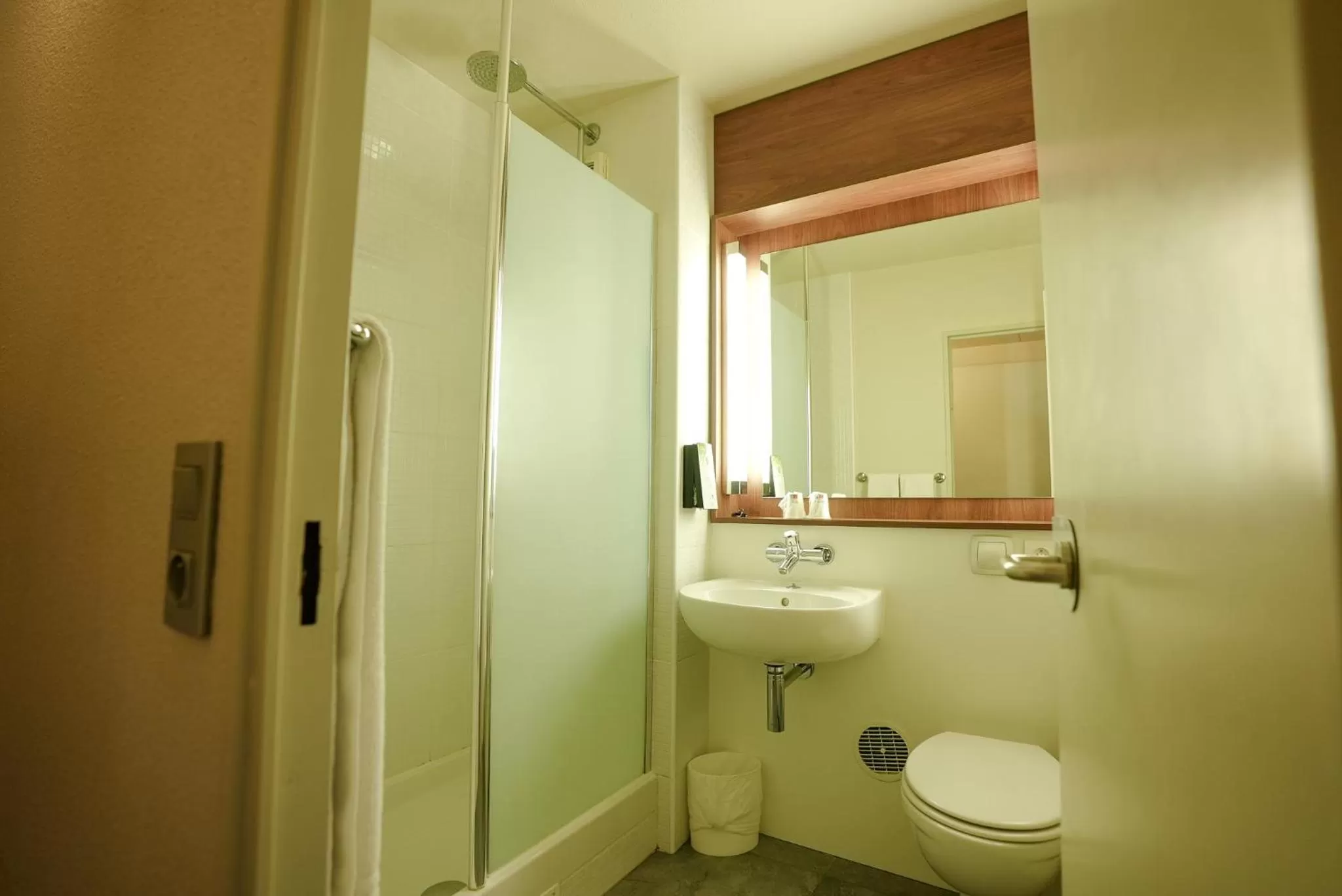 Shower in Campanile Paris CDG Airport Villepinte