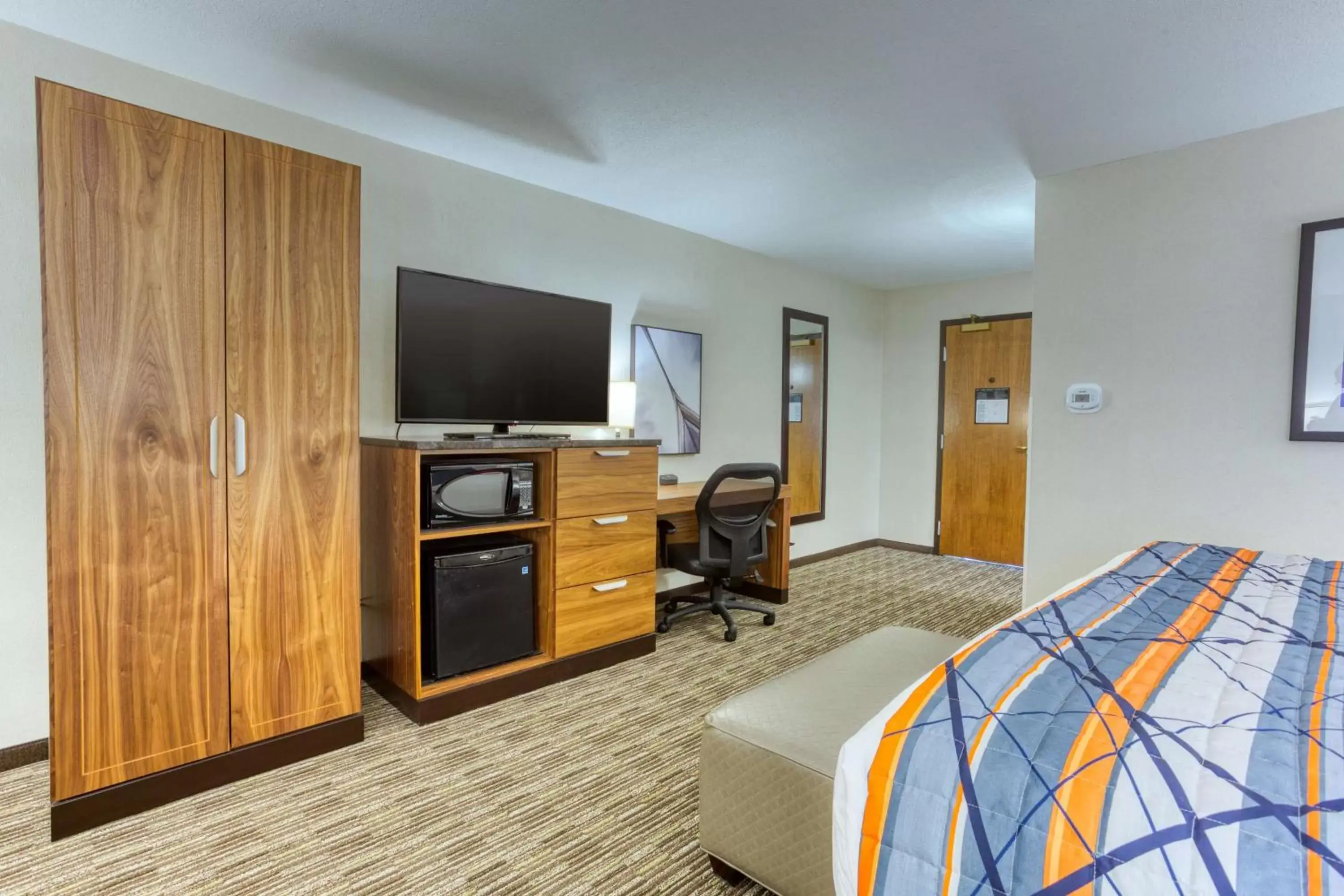 Bedroom, TV/Entertainment Center in Drury Inn and Suites St Louis Collinsville