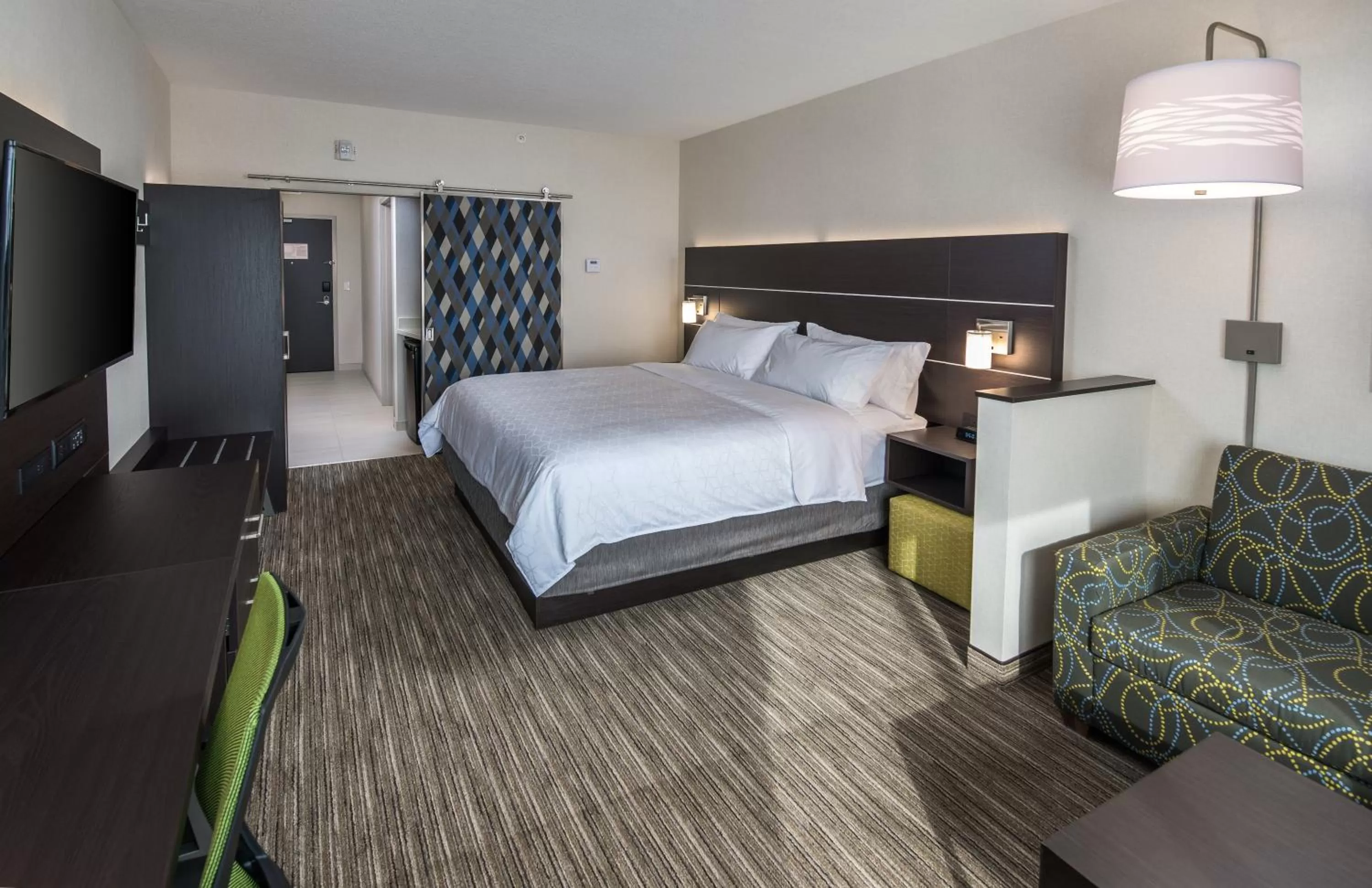 Photo of the whole room, Bed in Holiday Inn Express & Suites - Brandon by IHG
