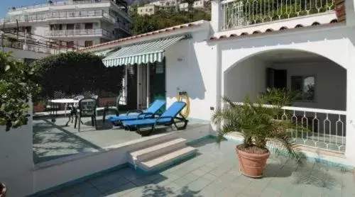 Balcony/Terrace, Swimming Pool in Hotel Bellevue Suite