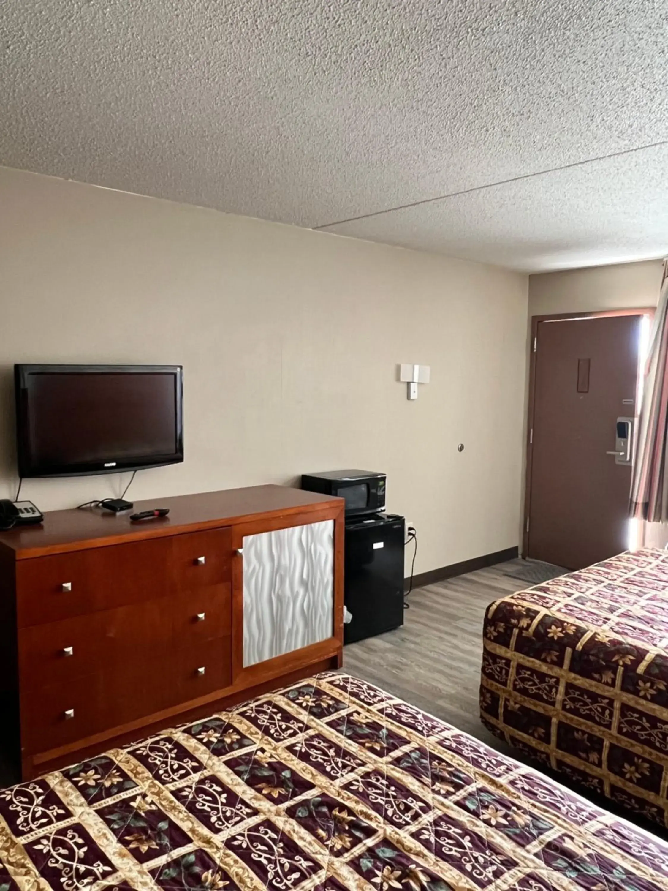 TV and multimedia, TV/Entertainment Center in Devils Lake Inn