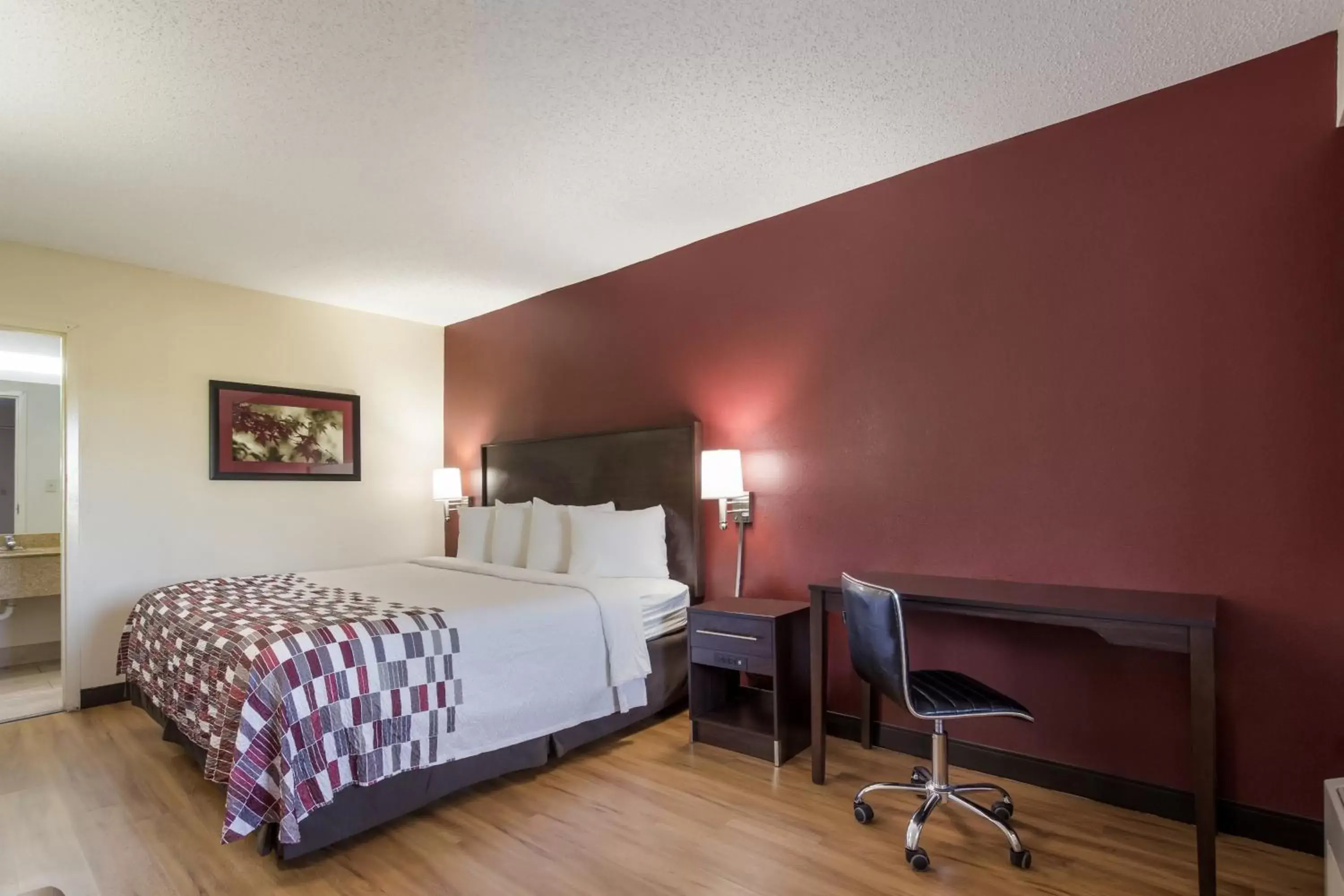 Photo of the whole room, Bed in Red Roof Inn Shelbyville