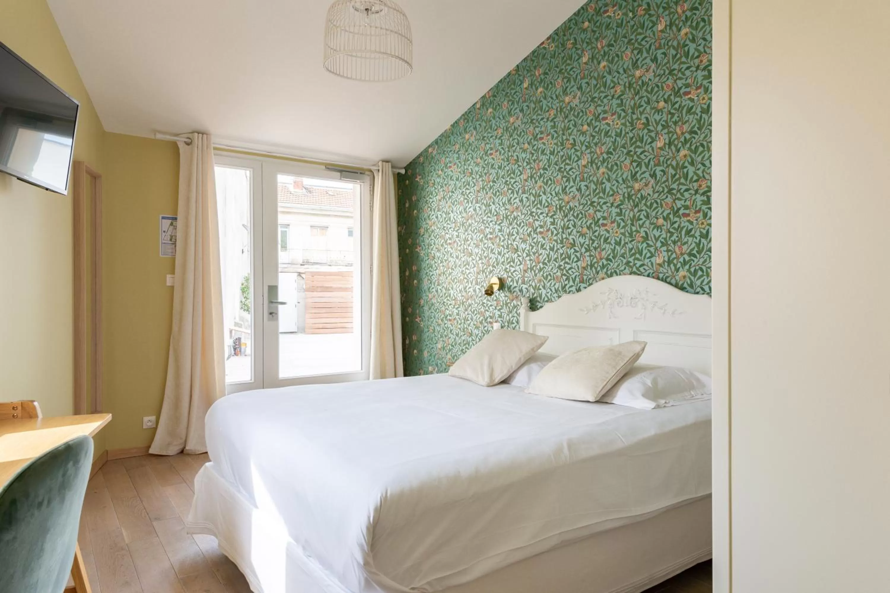 View (from property/room), Bed in Hôtel Central