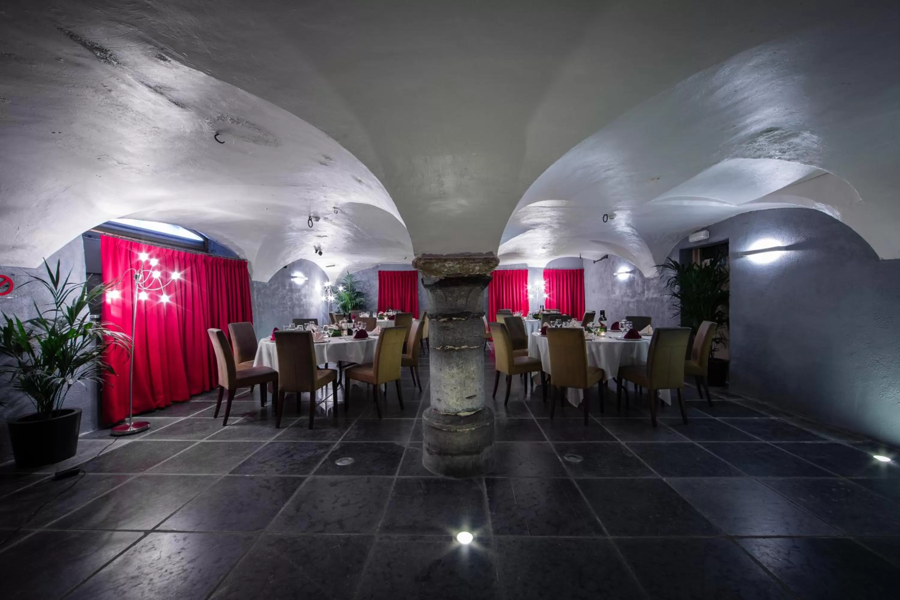 Restaurant/places to eat in Ghent River Hotel