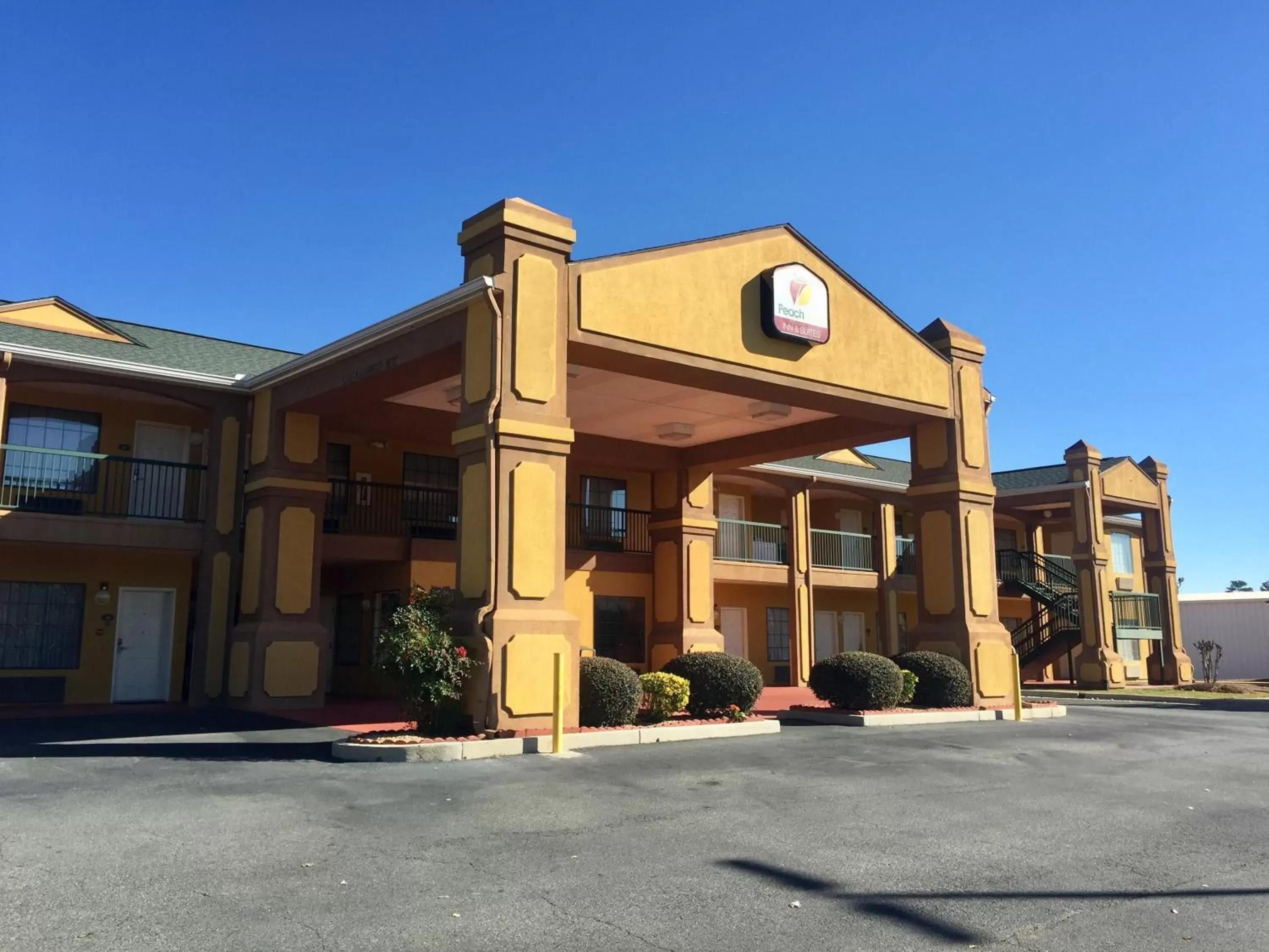 Property Building in Peach State Inn & Suites