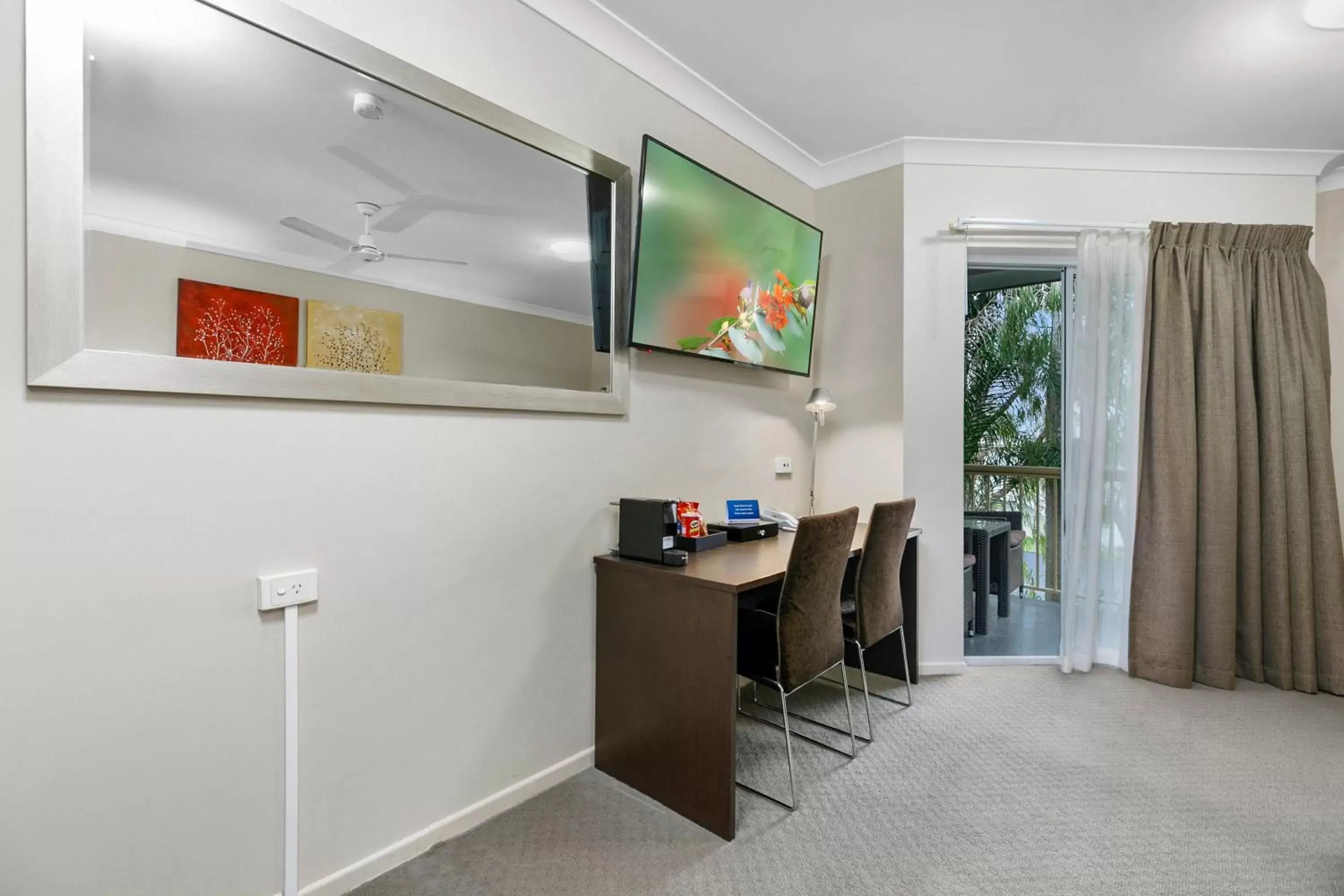 Bedroom, TV/Entertainment Center in Best Western Kimba Lodge