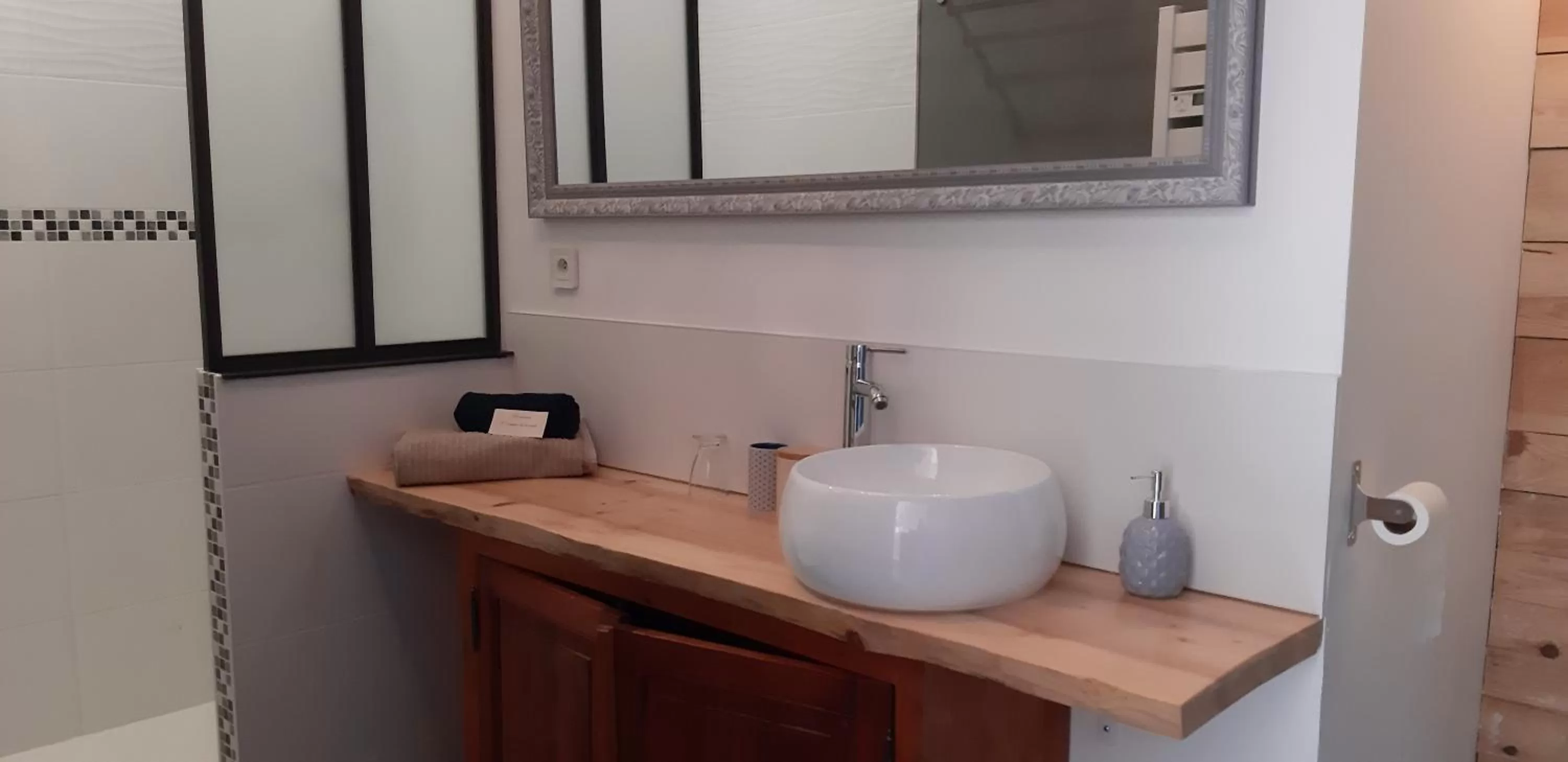 Bathroom in A L'OMBRE DE LA TREILLE -Proche Saint-Emilion