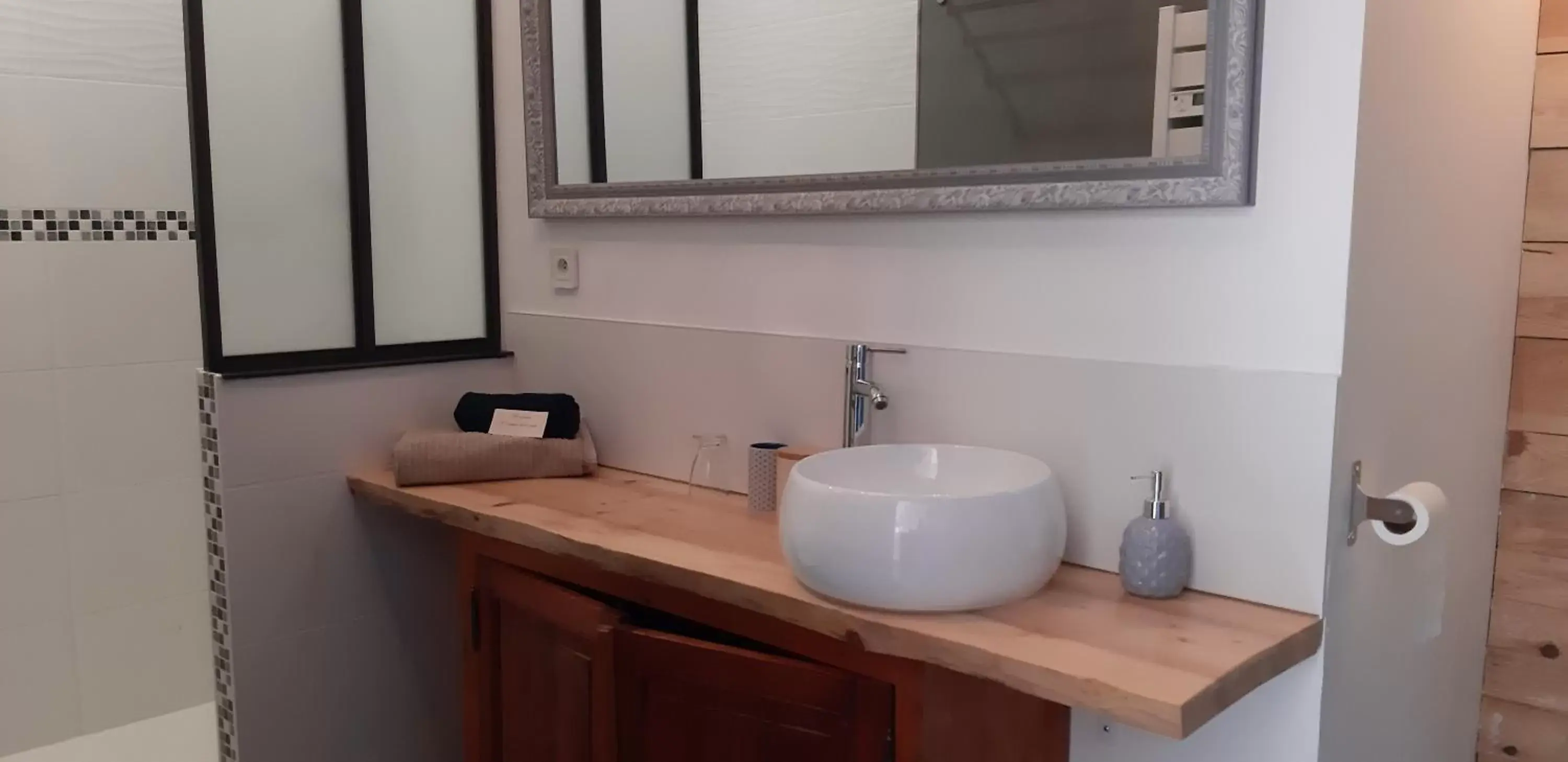 Bathroom in A L'OMBRE DE LA TREILLE -Proche Saint-Emilion