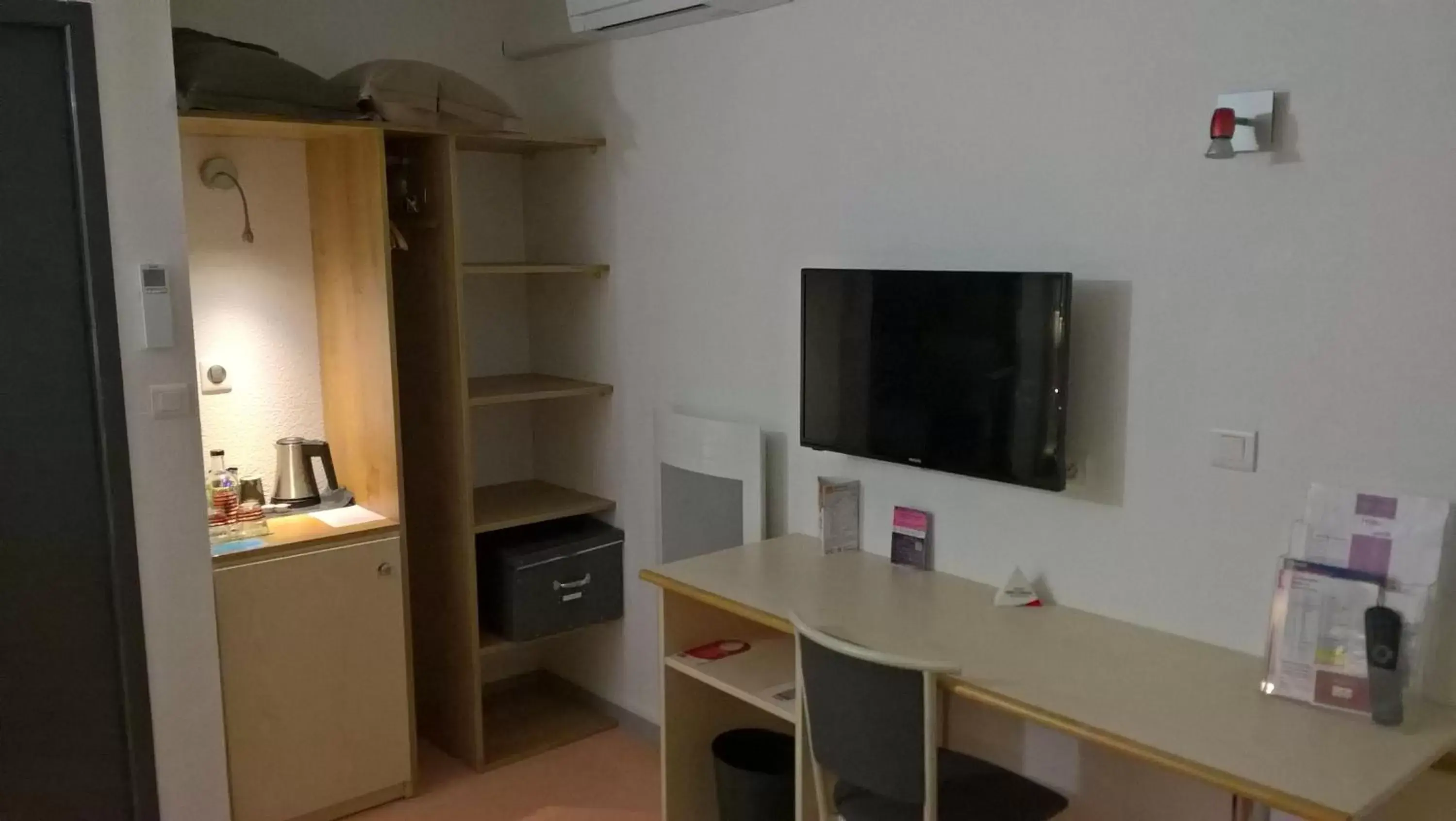 TV and multimedia, TV/Entertainment Center in Hotel Tambourin