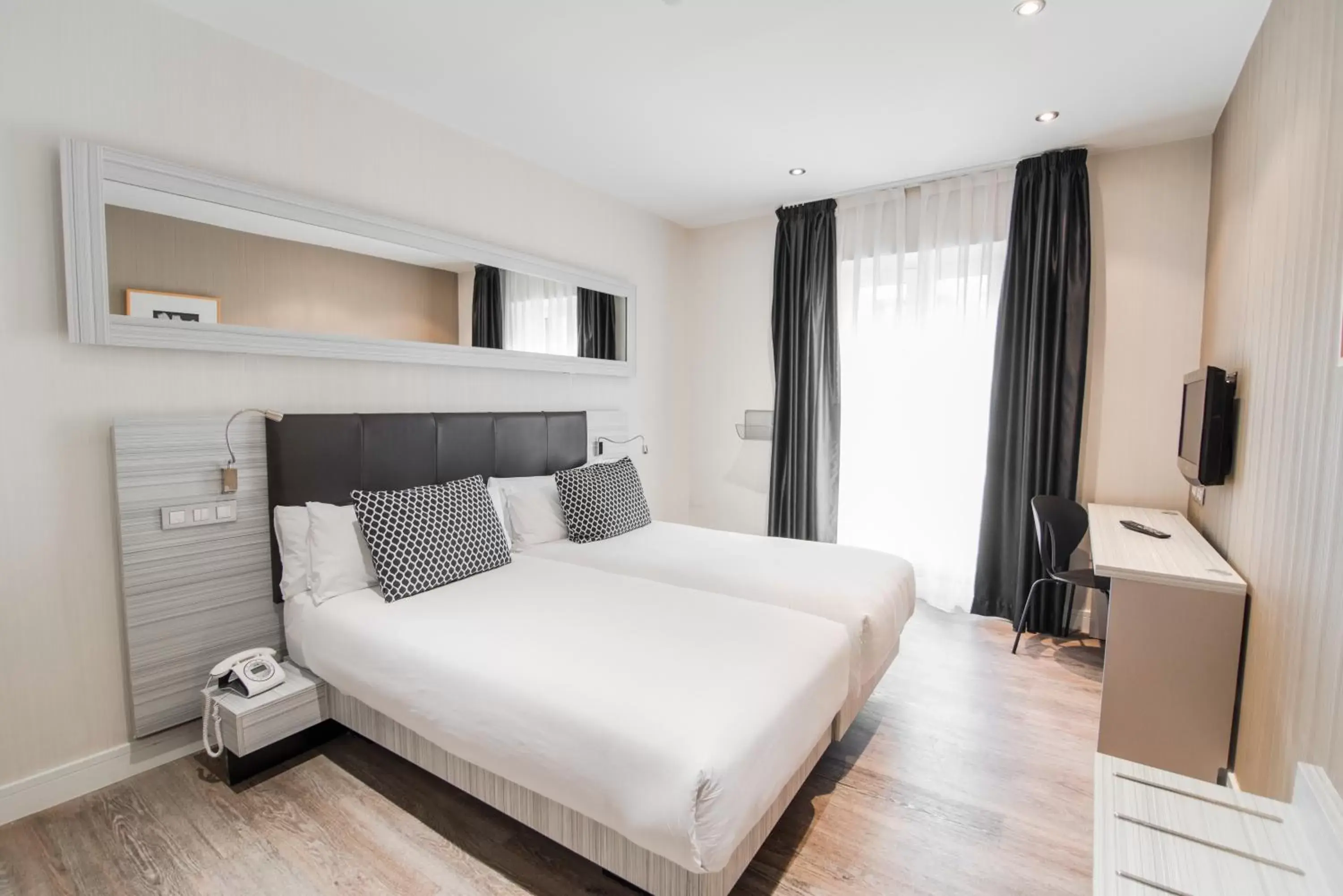 Bedroom, Bed in Petit Palace Puerta del Sol