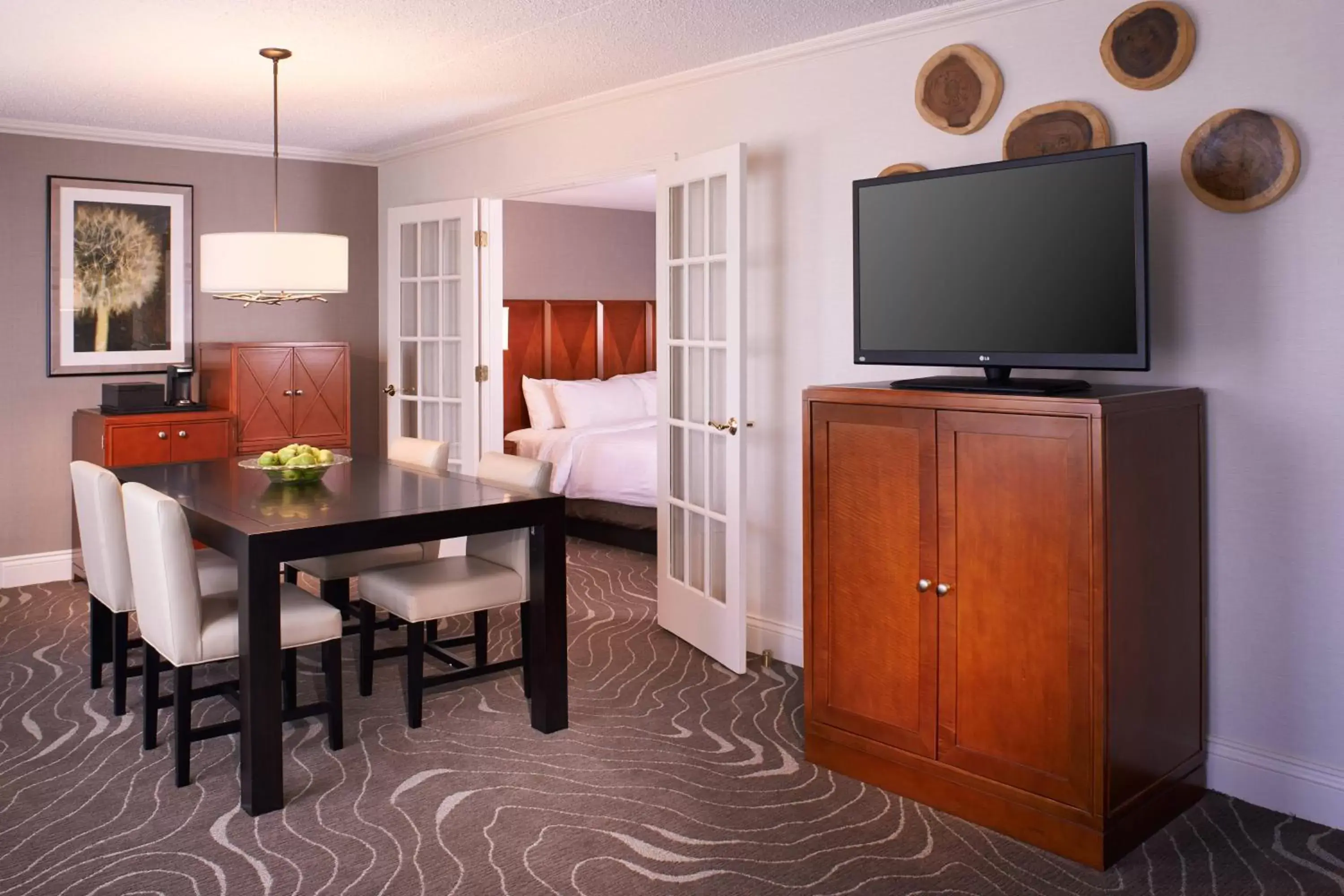 Living room, TV/Entertainment Center in Detroit Metro Airport Marriott