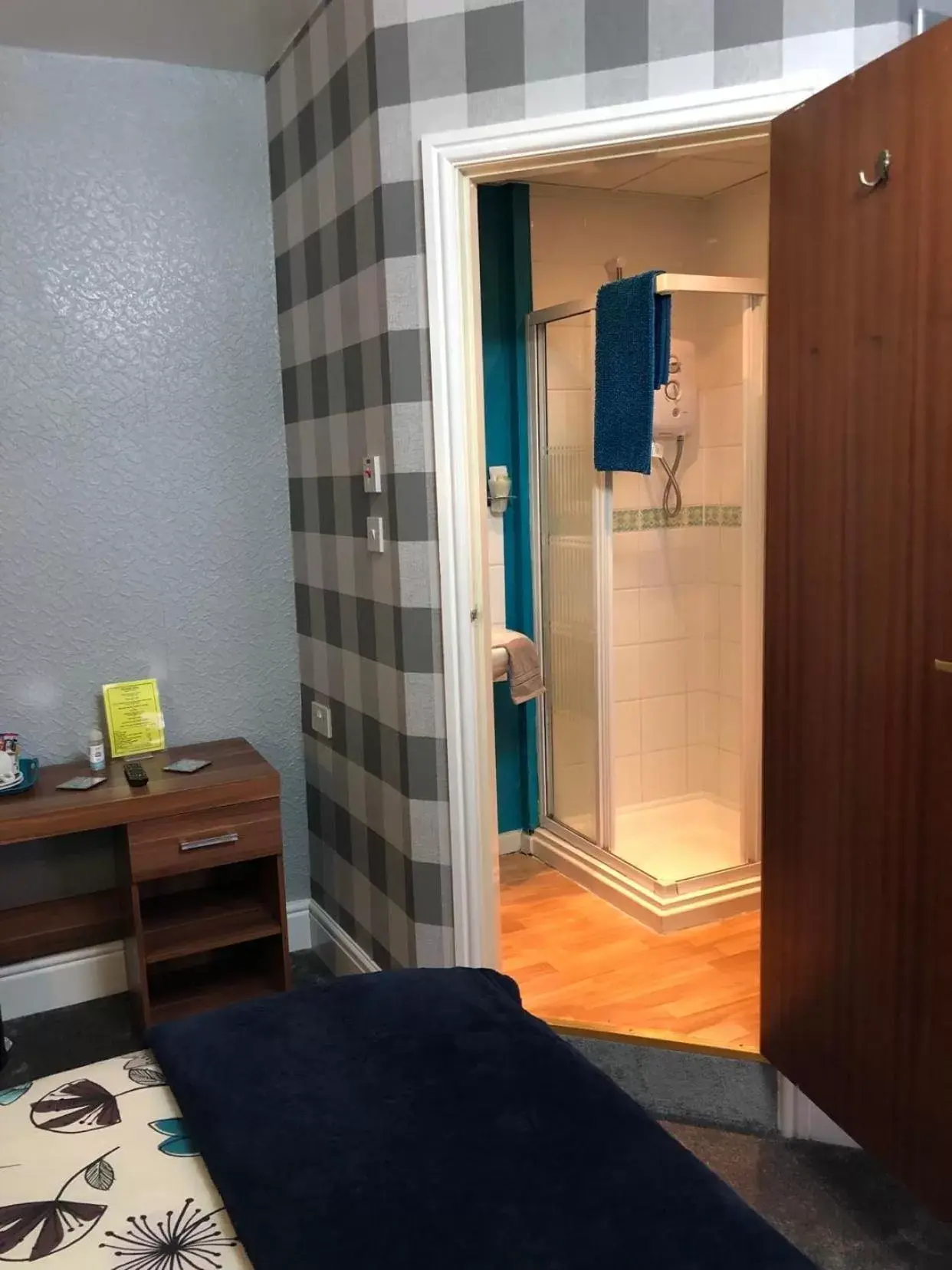 Bathroom, Bed in Springfield Hotel