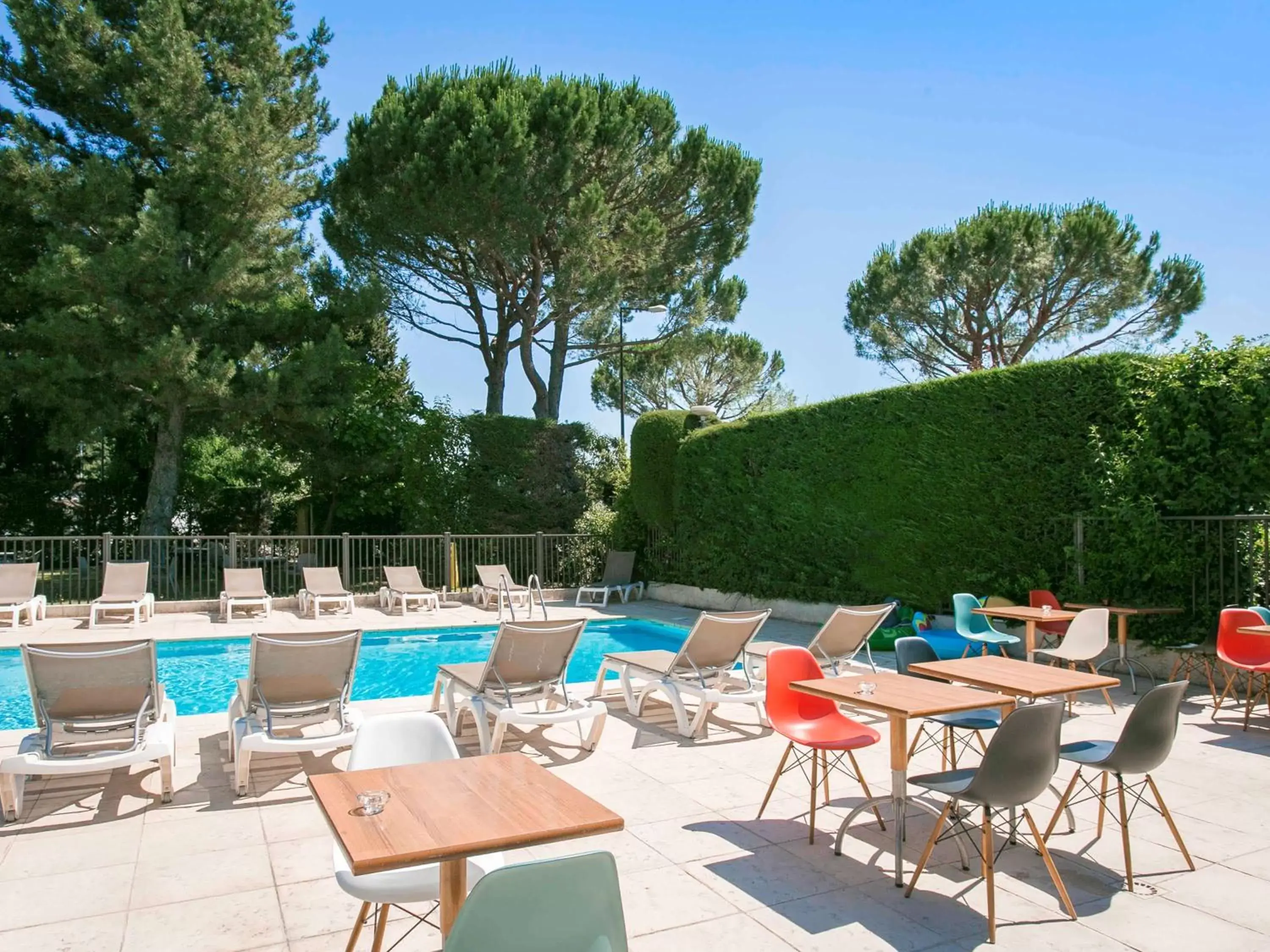 Activities, Swimming Pool in ibis Avignon Sud