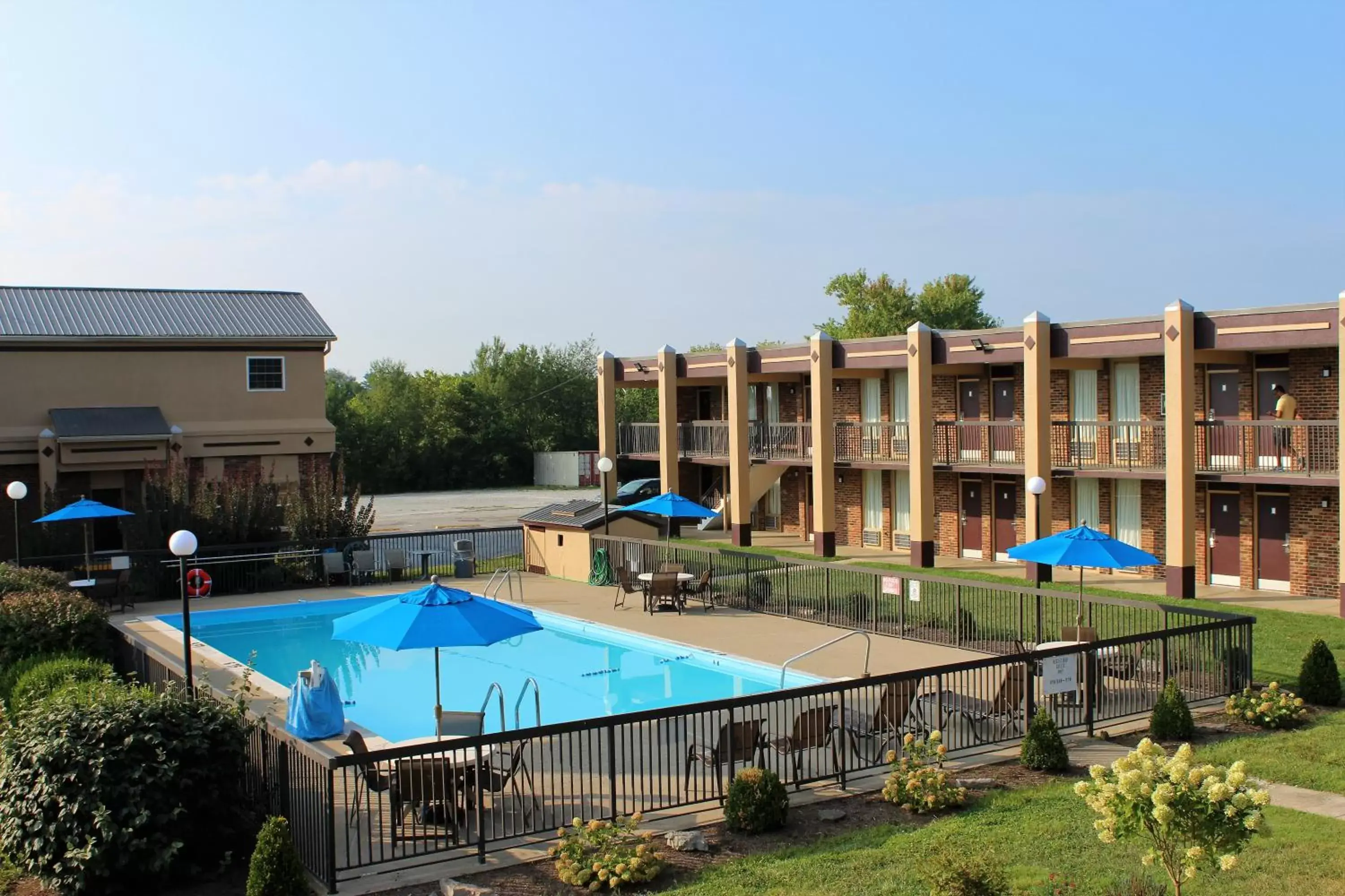 Swimming Pool in Bluegrass Inn