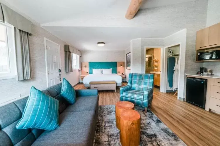 Kitchen or kitchenette, Seating Area in Mount Robson Inn