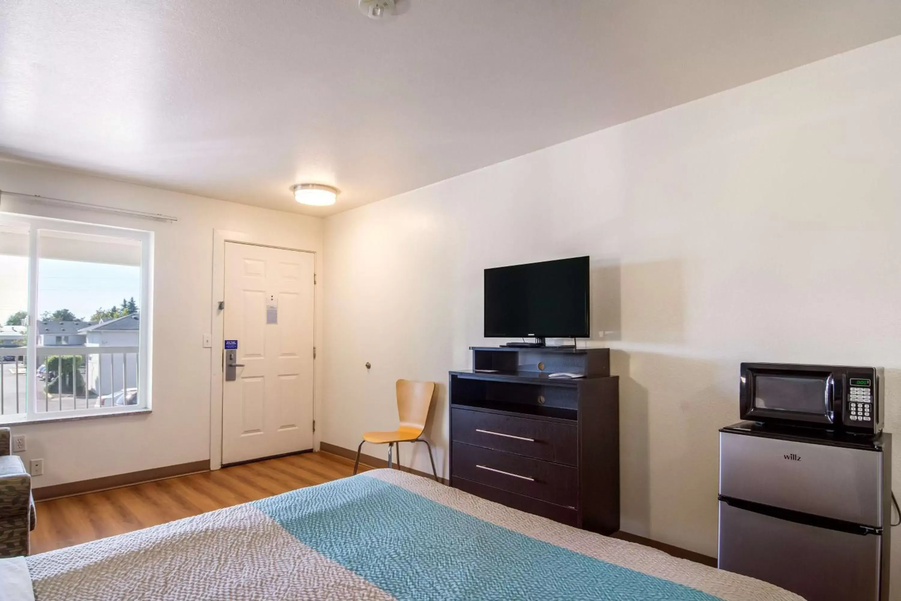 TV and multimedia, TV/Entertainment Center in Motel 6 Portland Mall - 205