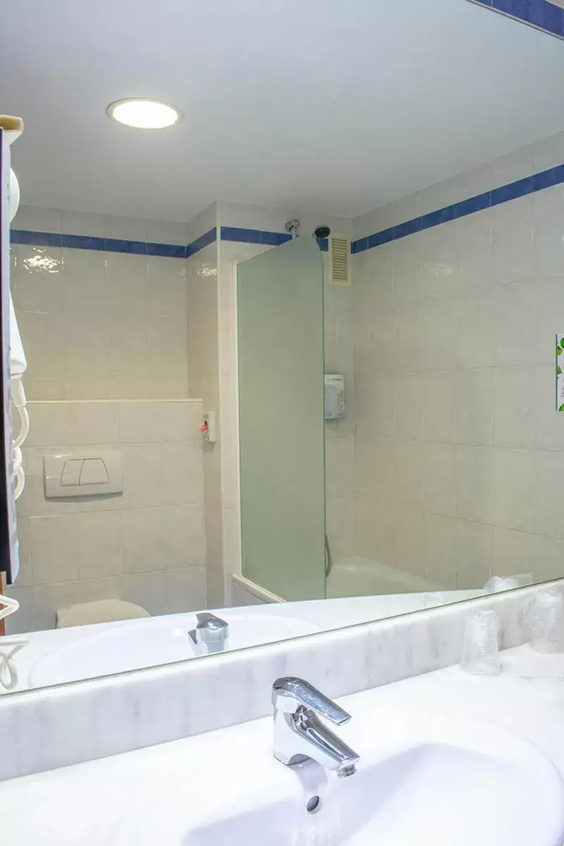 Bathroom in Campanile Madrid Alcalá de Henares