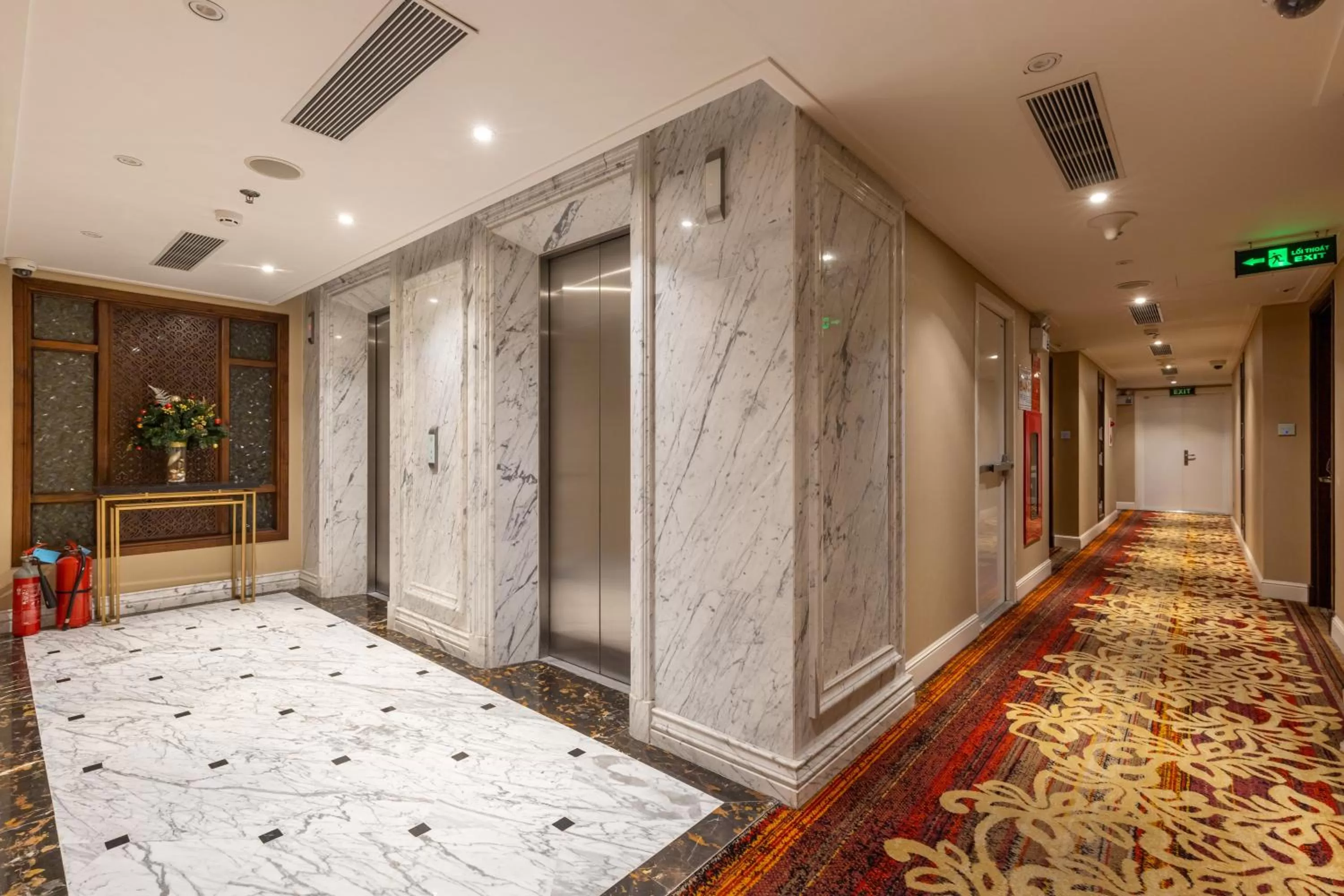 elevator, Bed in The Lapis Hotel