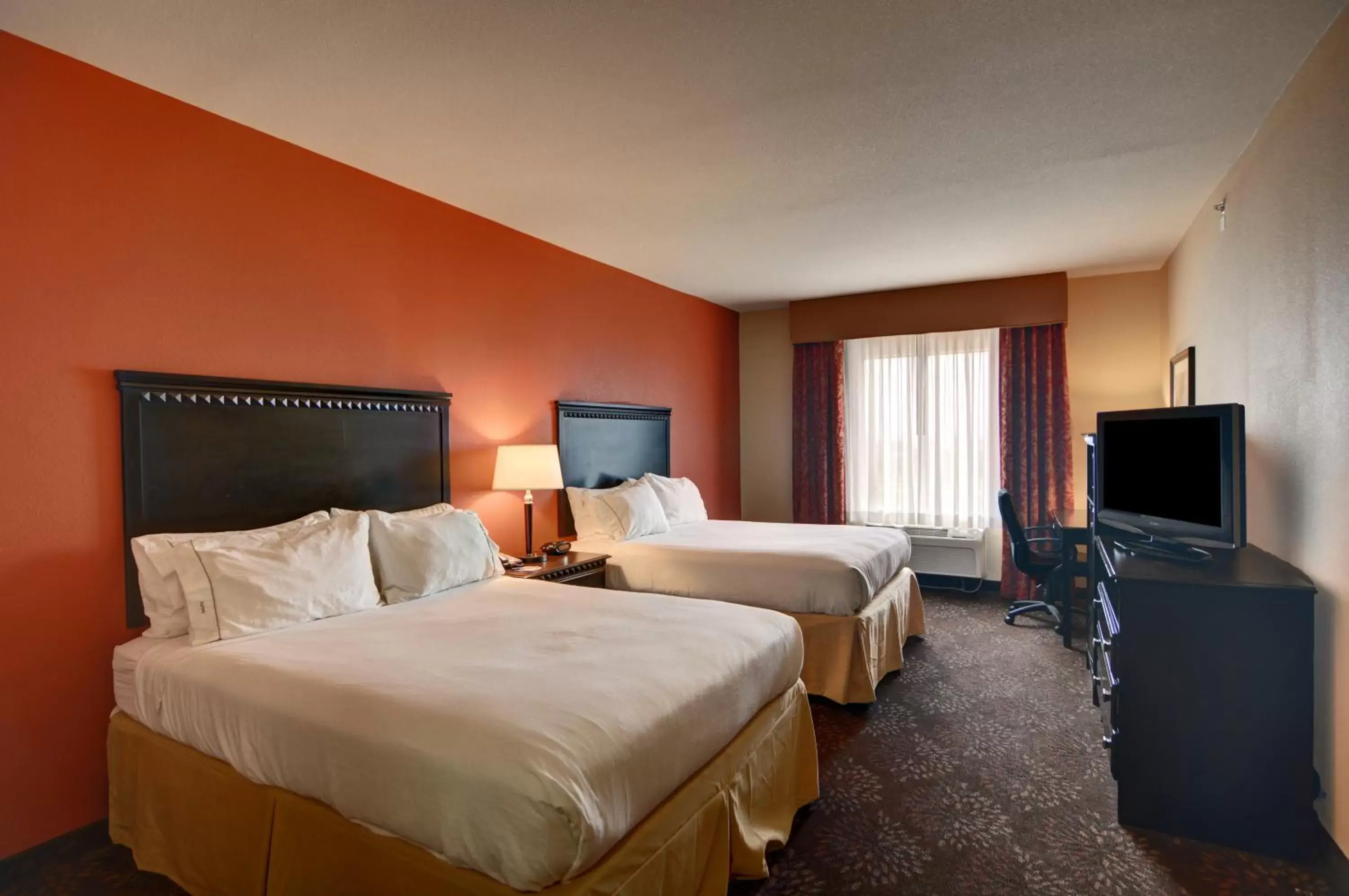 Bedroom, Bed in Holiday Inn Express Hotel and Suites Altus, an IHG Hotel