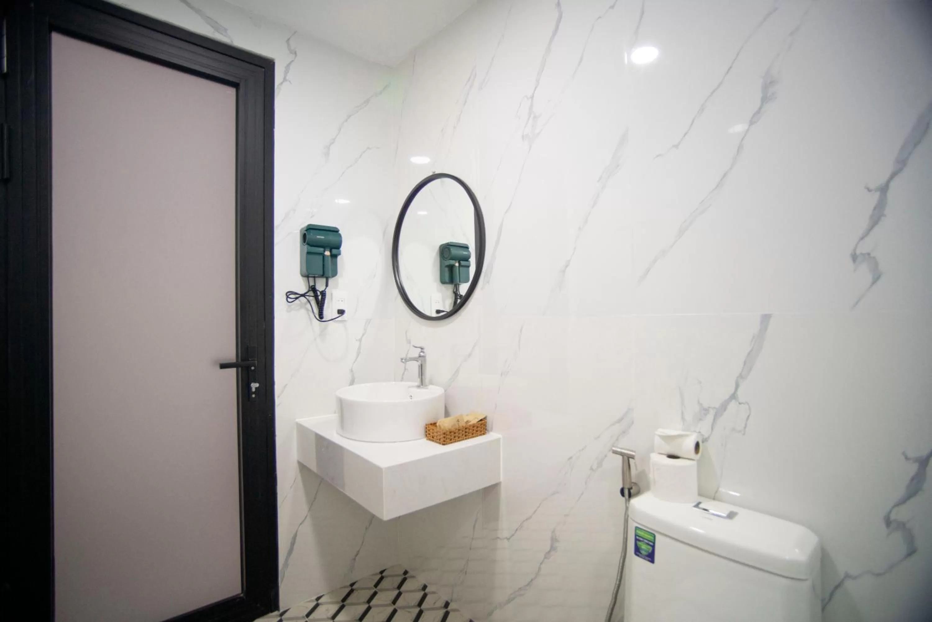 Shower in SAZI BEN THANH Hotel HCM