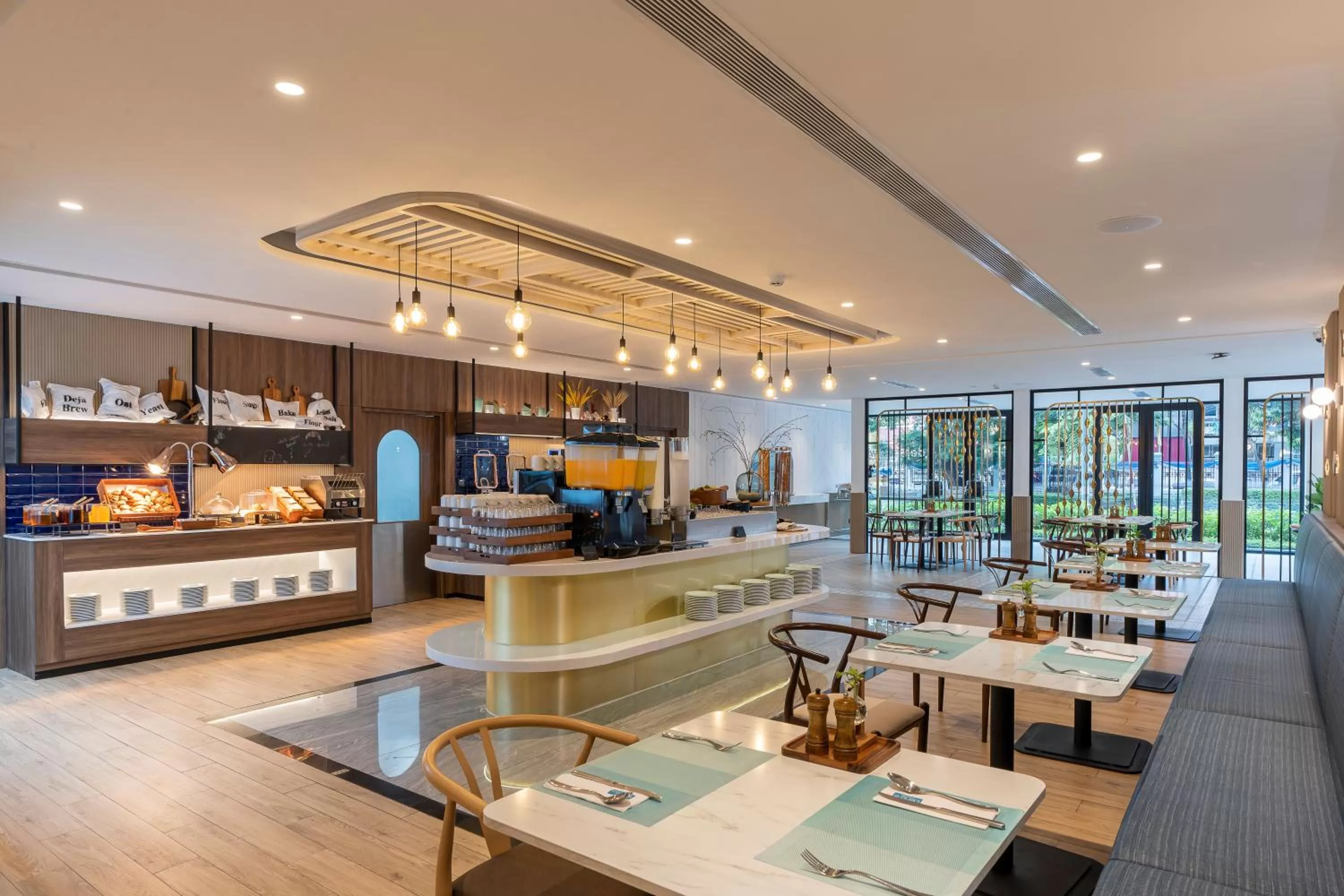 Restaurant/places to eat in Centara Life Hotel Bangkok Phra Nakhon