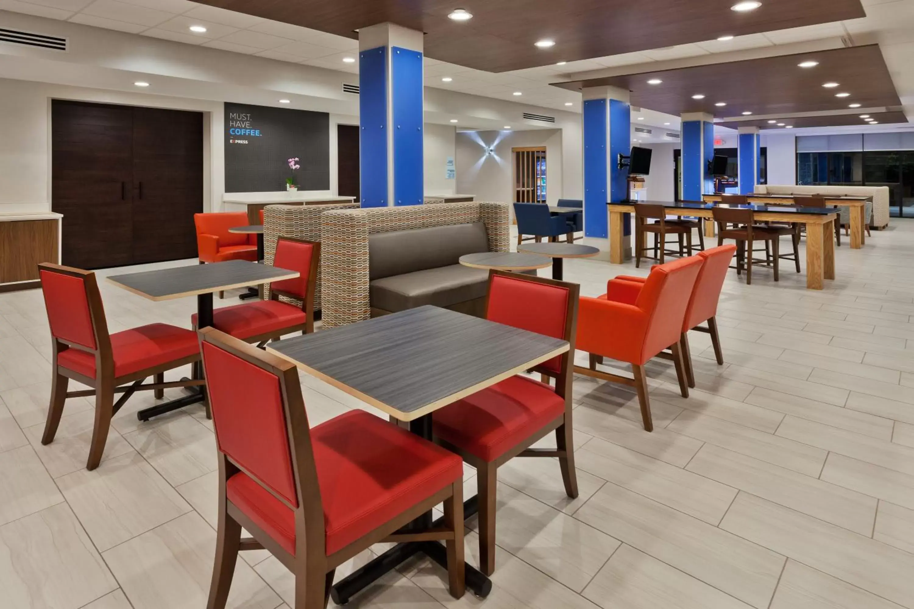 Breakfast, Restaurant/Places to Eat in Holiday Inn Express & Suites - Fayetteville, an IHG Hotel