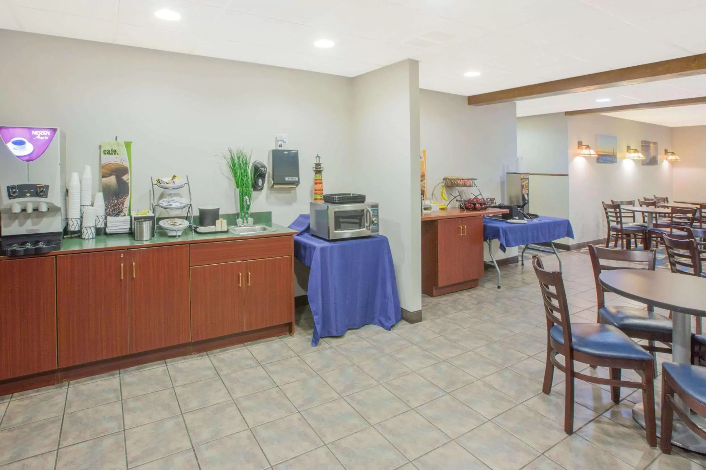 Restaurant/places to eat in Microtel Inn and Suites Manistee Restaurant/places to eat in Microtel Inn and Suites Manistee