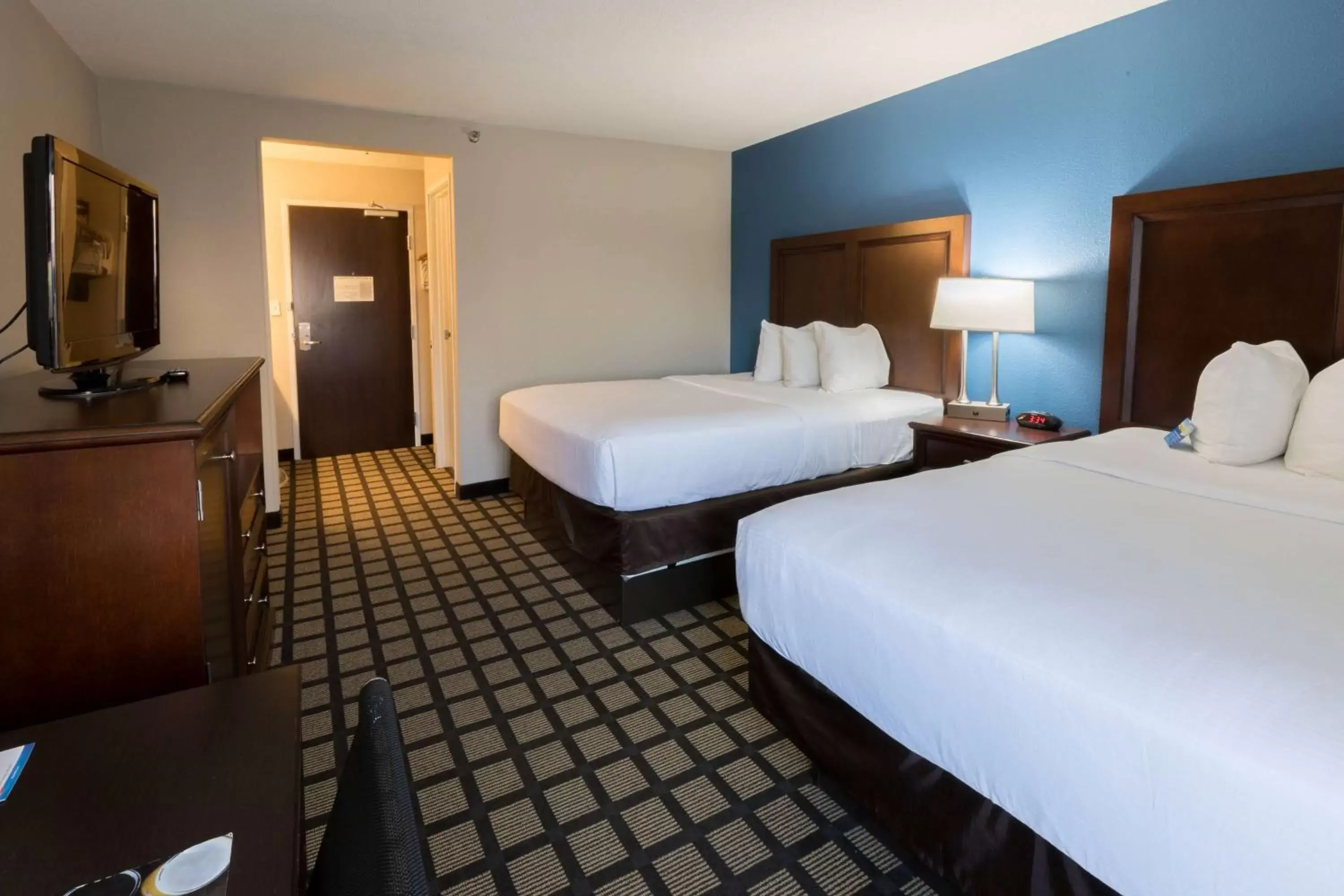 Photo of the whole room, Bed in Baymont by Wyndham Detroit Airport/Romulus