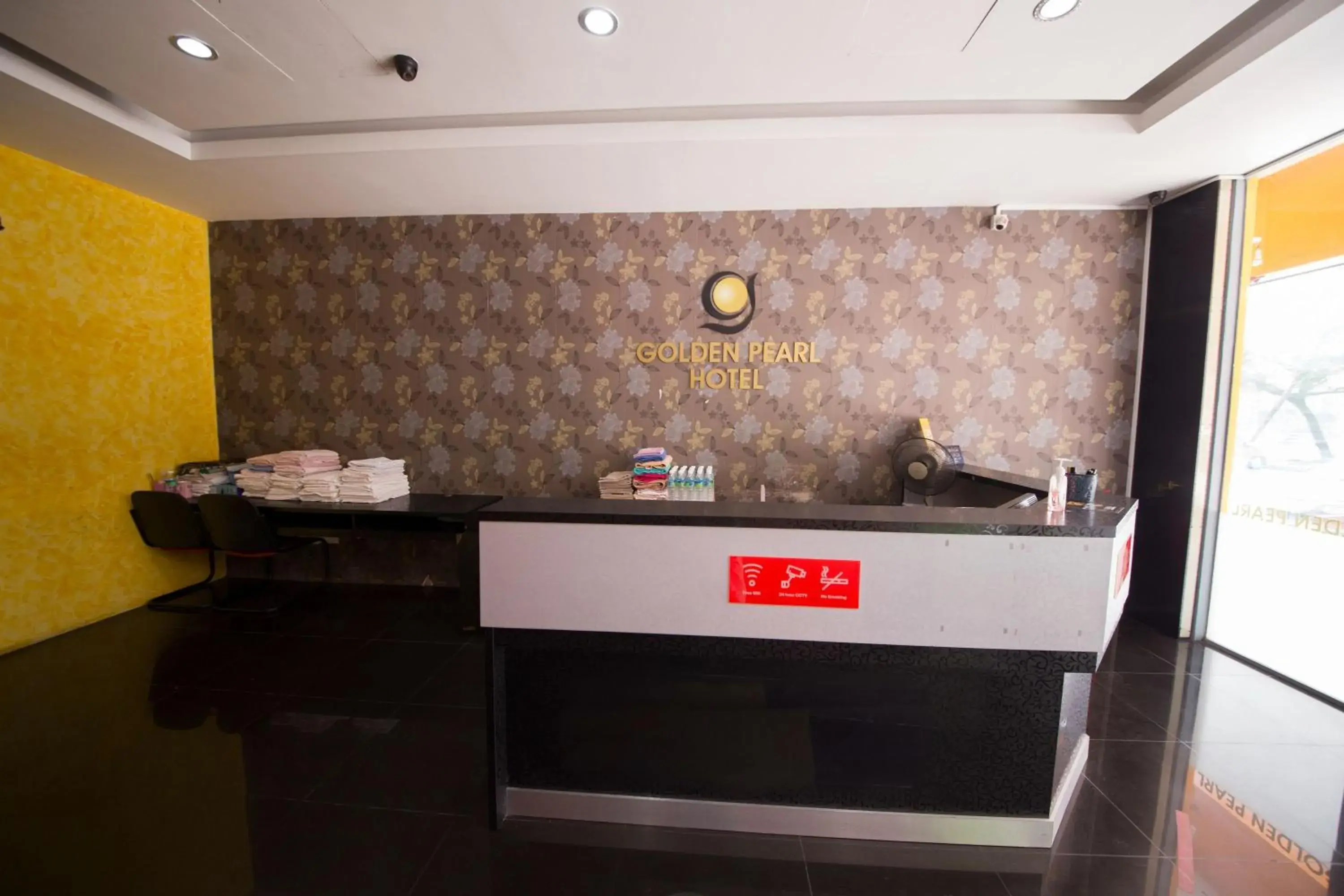 Lobby or reception, Kitchen/Kitchenette in Golden Pearl Hotel