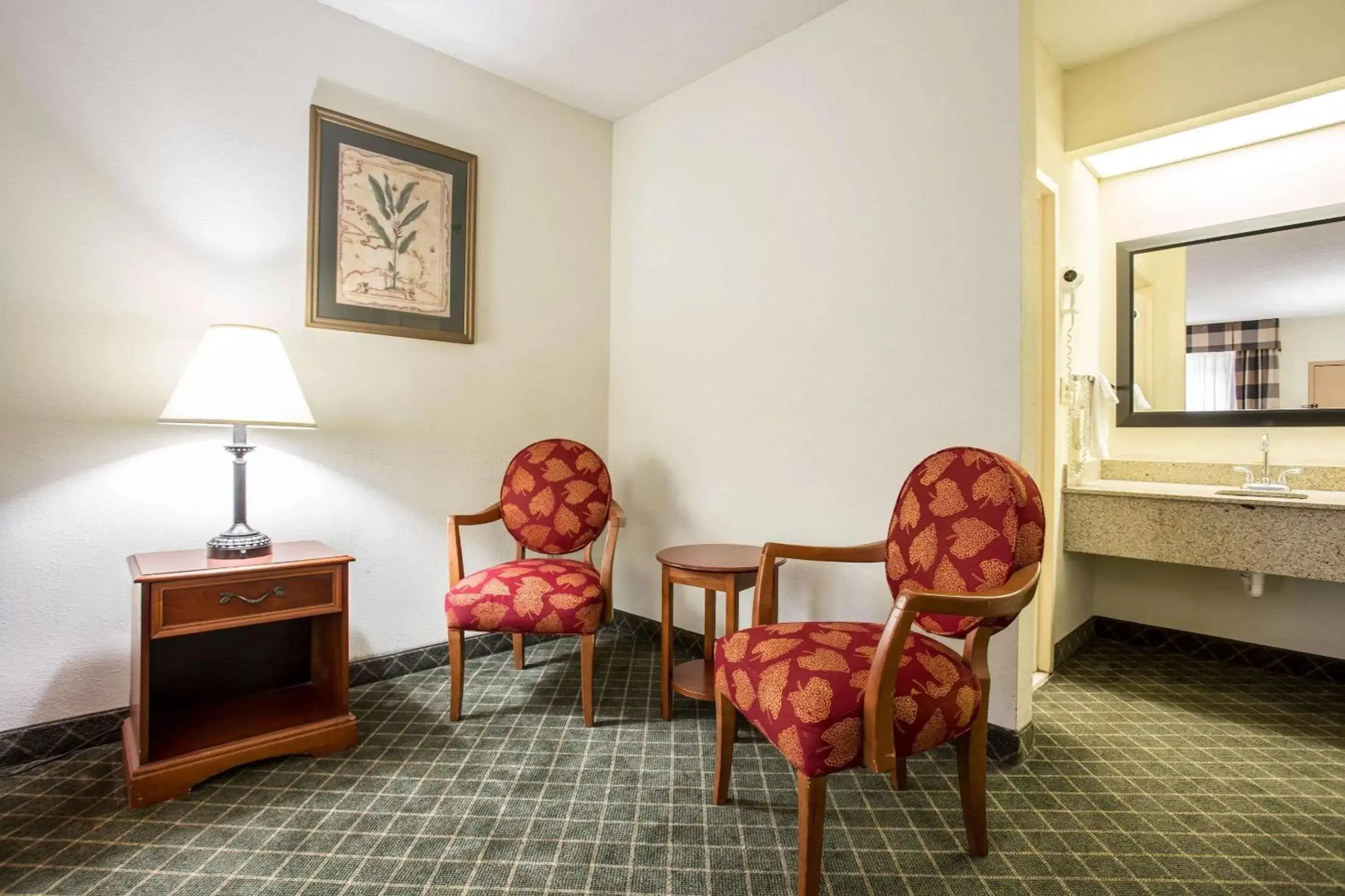 Photo of the whole room, Seating Area in Clarion Inn & Suites Aiken