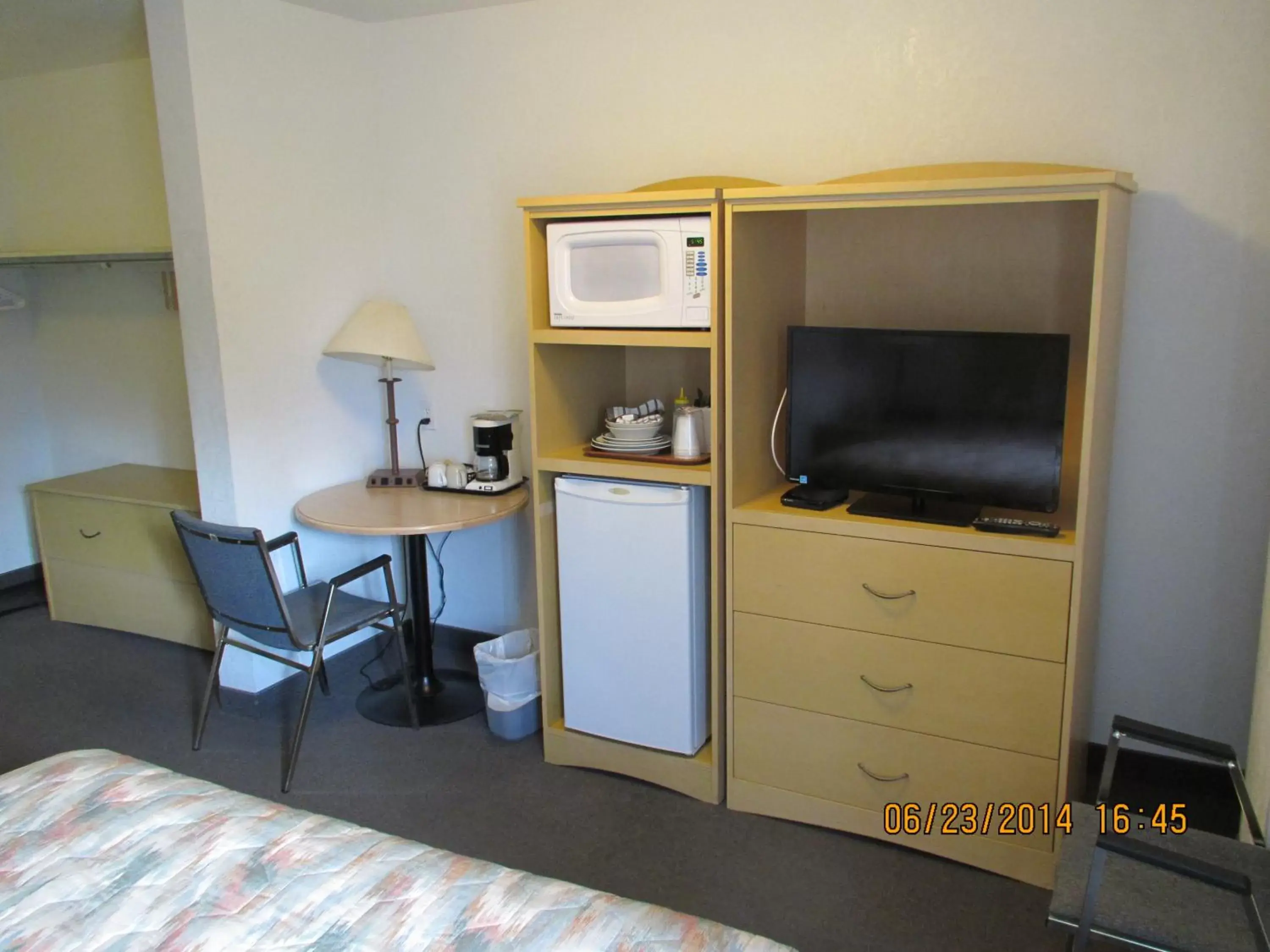 TV and multimedia, TV/Entertainment Center in Lazy J Motel