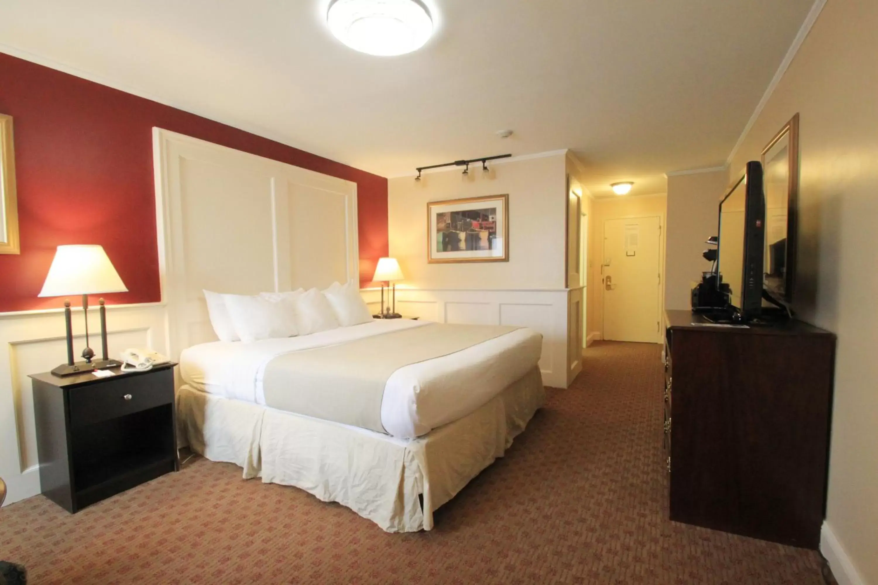 Bed in Fireside Inn & Suites Portland
