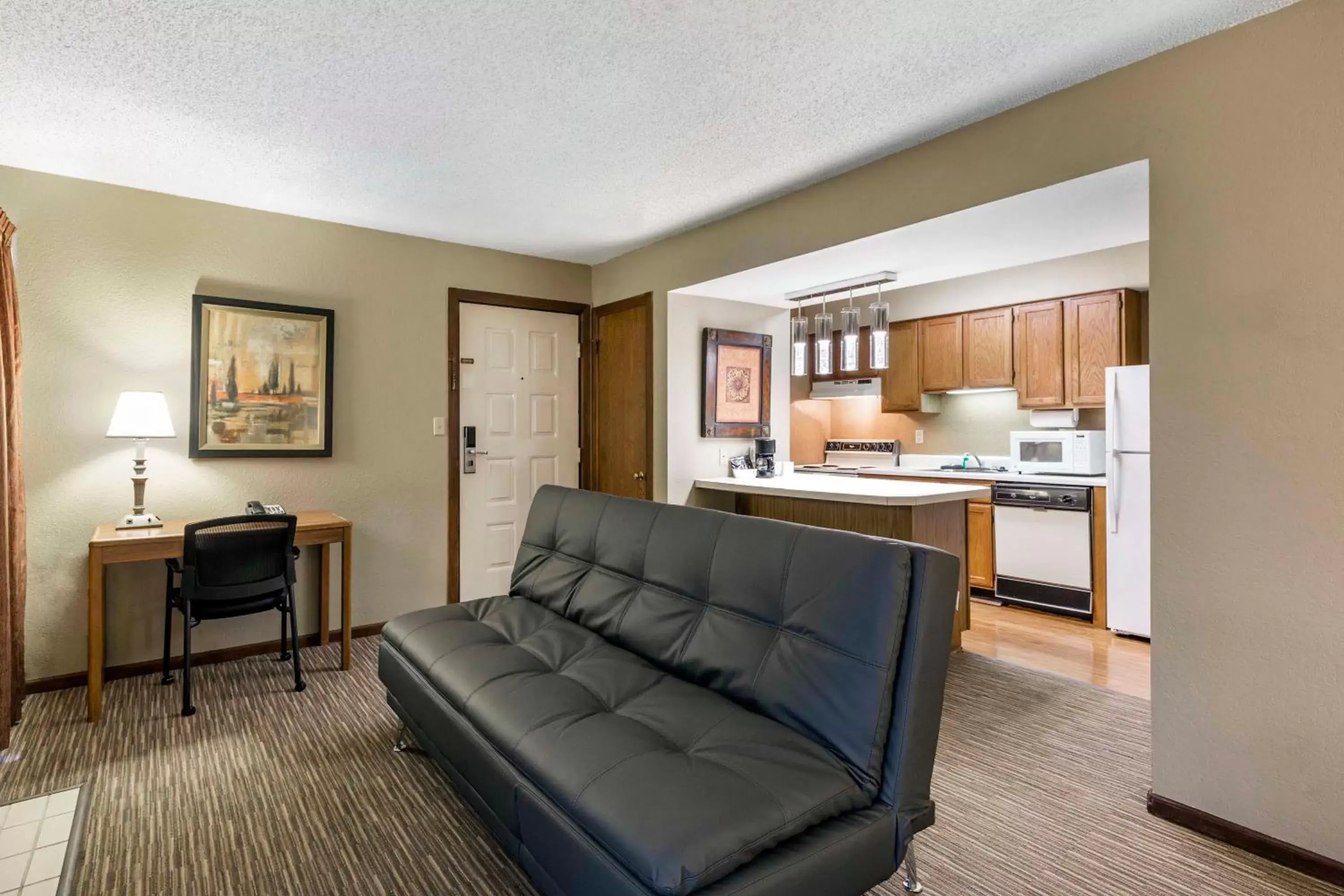 Kitchen or kitchenette, Seating Area in Arbor Suites At The Mall