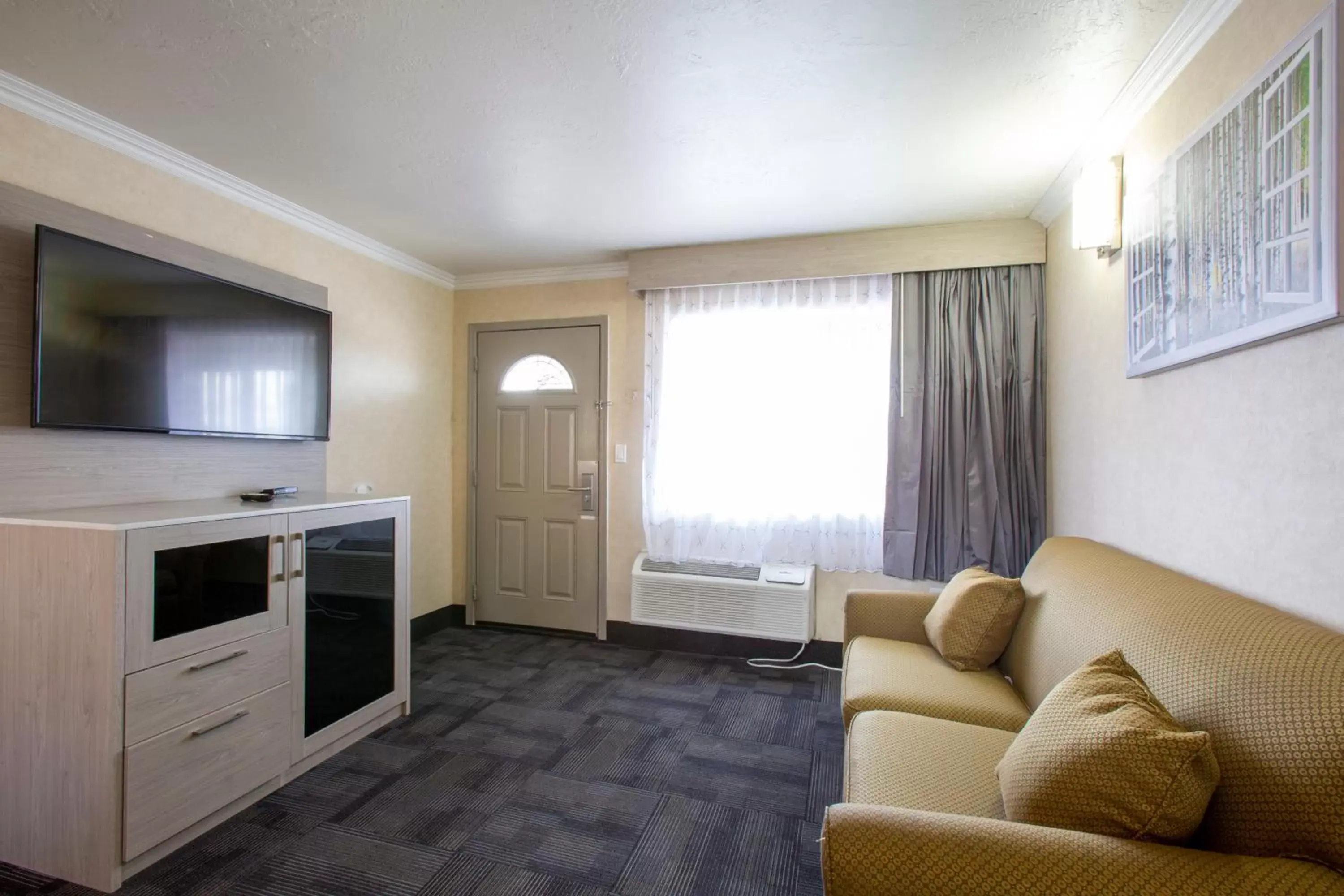 TV and multimedia, Seating Area in Hotel Aspen Flagstaff/ Grand Canyon InnSuites