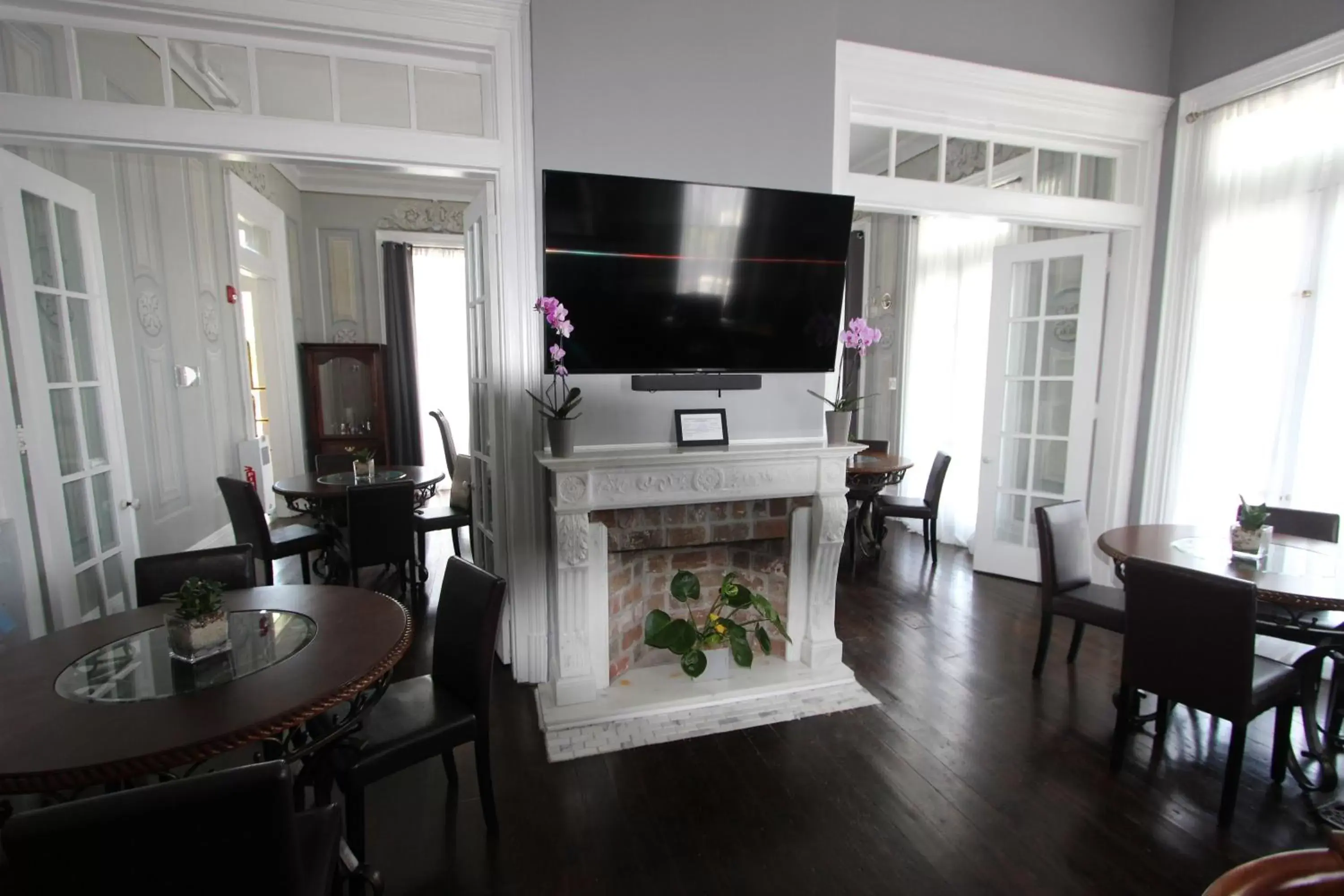 Lounge or bar, TV/Entertainment Center in The George Manor