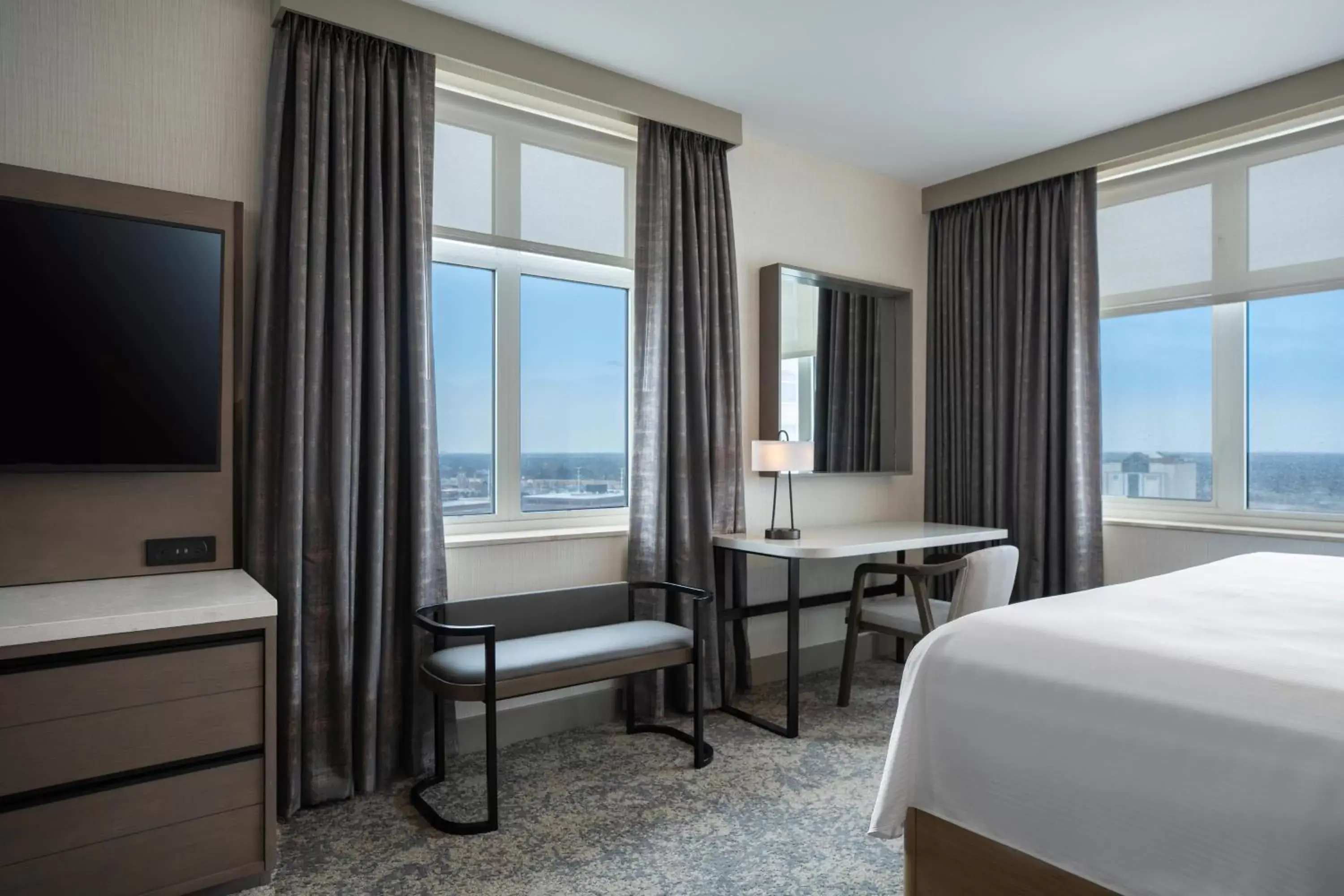 Traditional King Room with Adapted Tub - Mobility Accessible in The Westin Chicago Lombard Traditional King Room with Adapted Tub - Mobility Accessible in The Westin Chicago Lombard