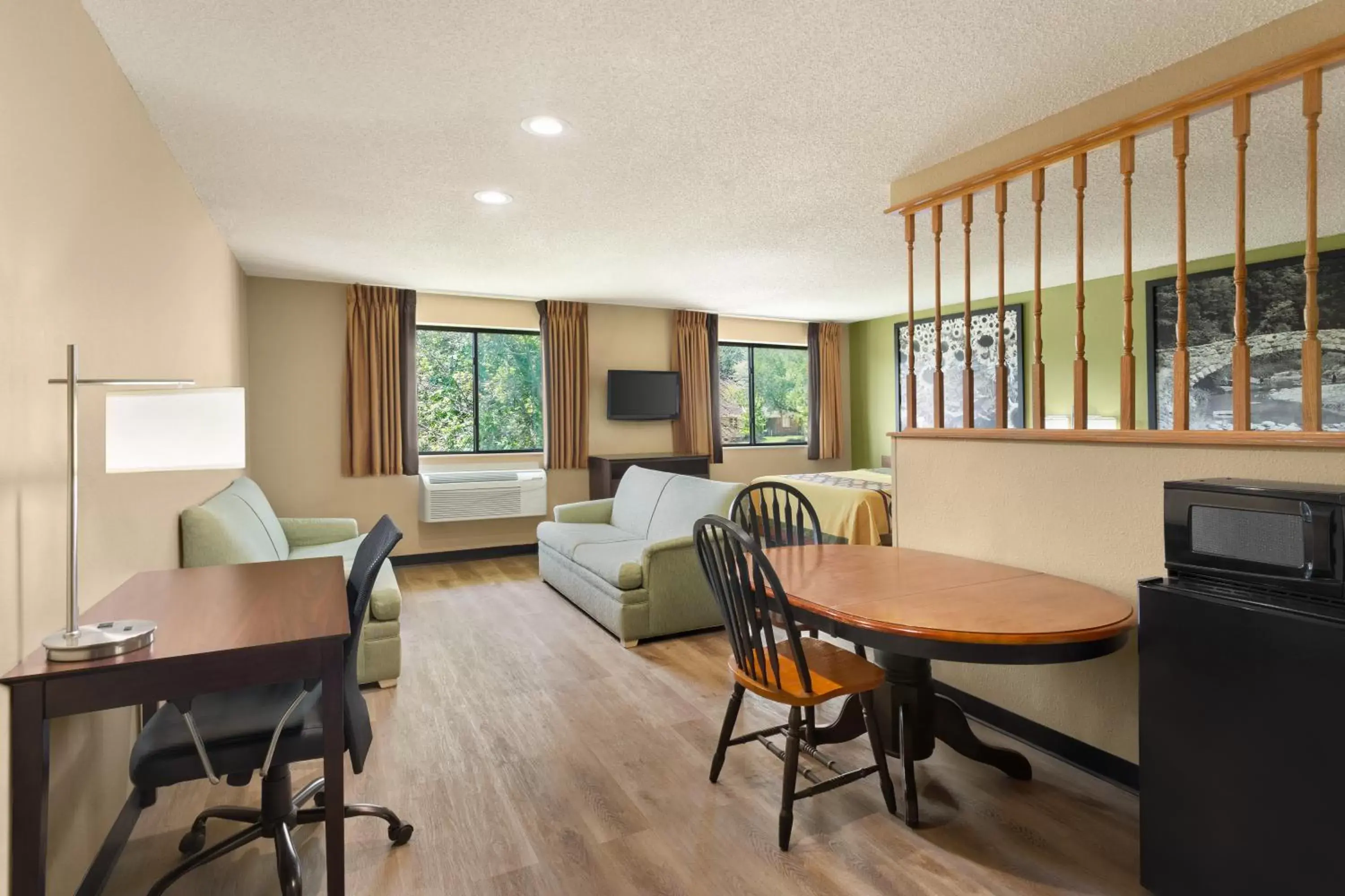 Dining Area in Super 8 by Wyndham Ankeny/Des Moines Area