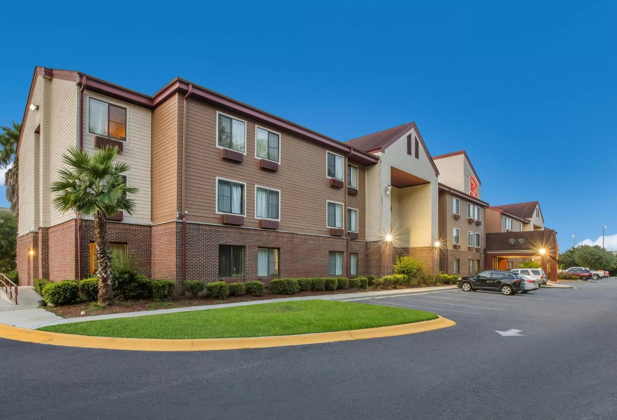 Property building in Red Roof Inn & Suites Savannah Airport