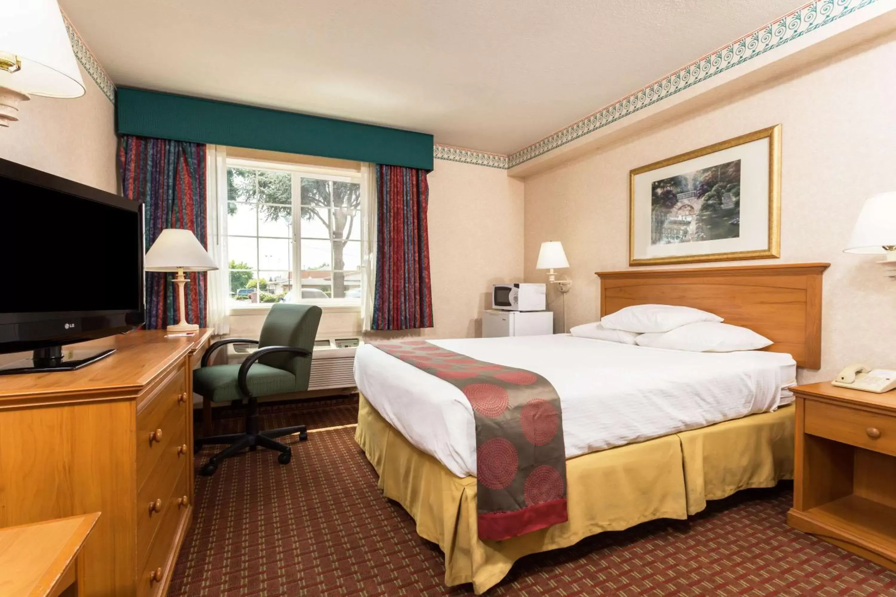 Photo of the whole room, Bed in Ramada by Wyndham Portland