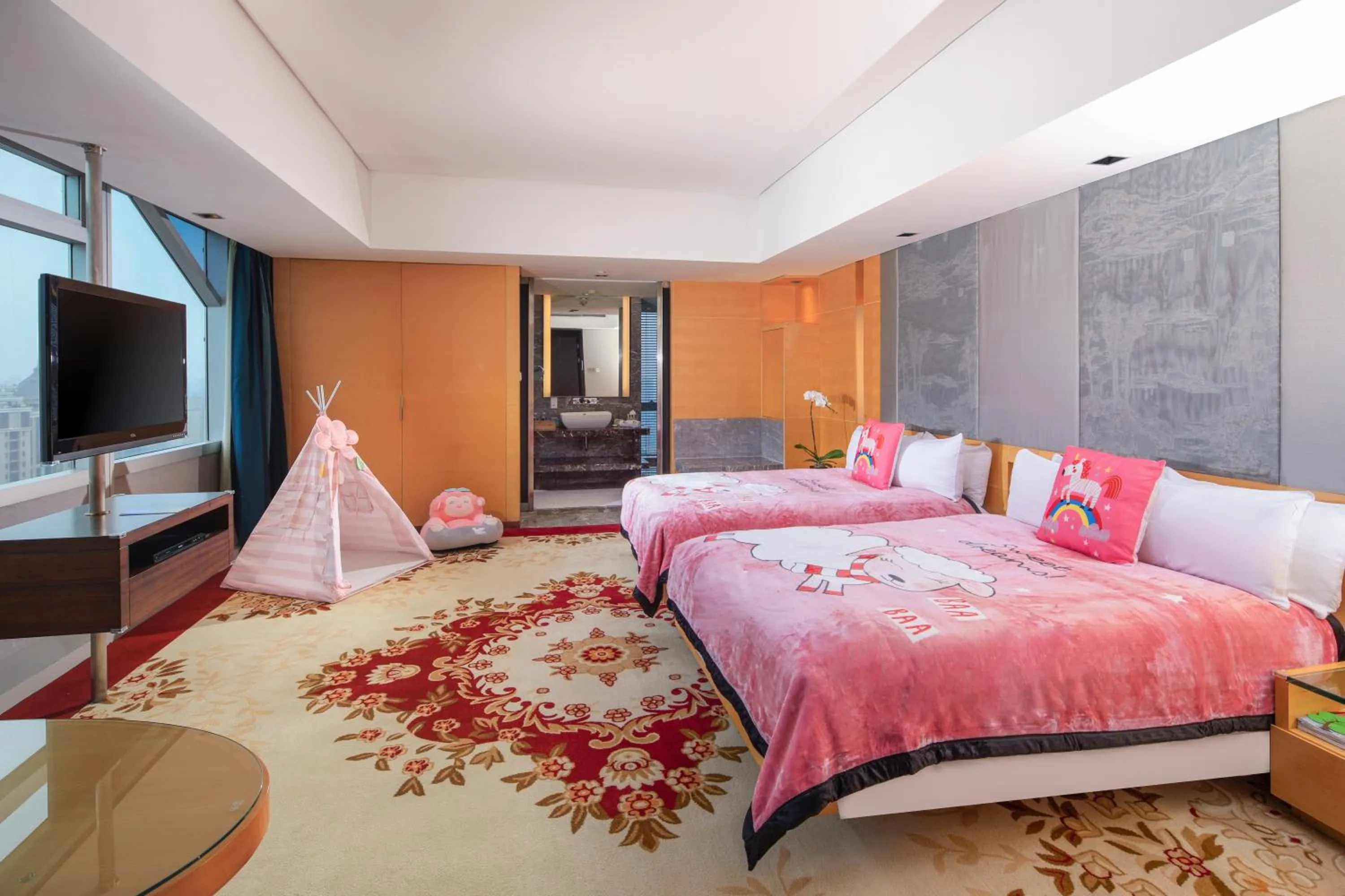 Photo of the whole room, Bed in The Longemont Shanghai