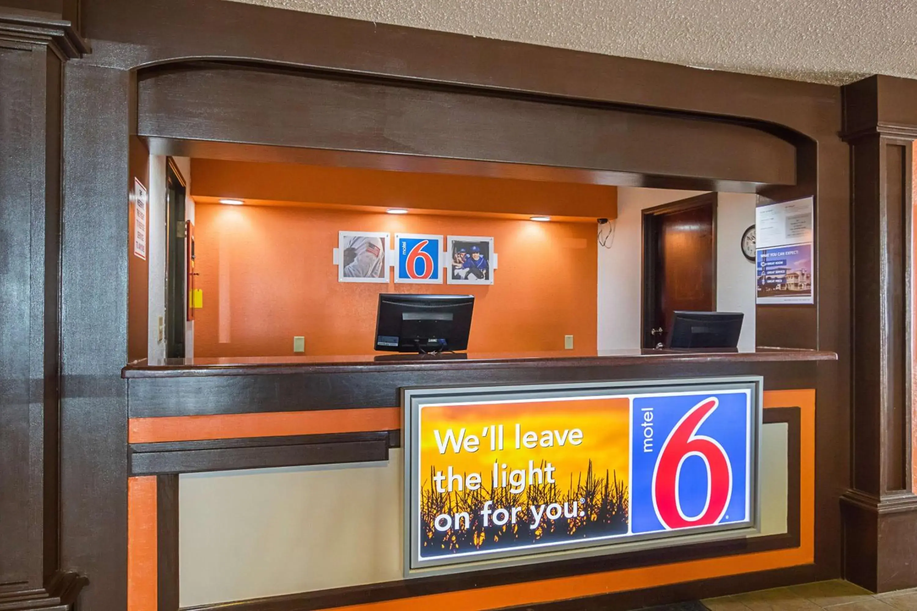 Property logo or sign in Motel 6-Waterloo, IA - Crossroads Mall - Cedar Falls