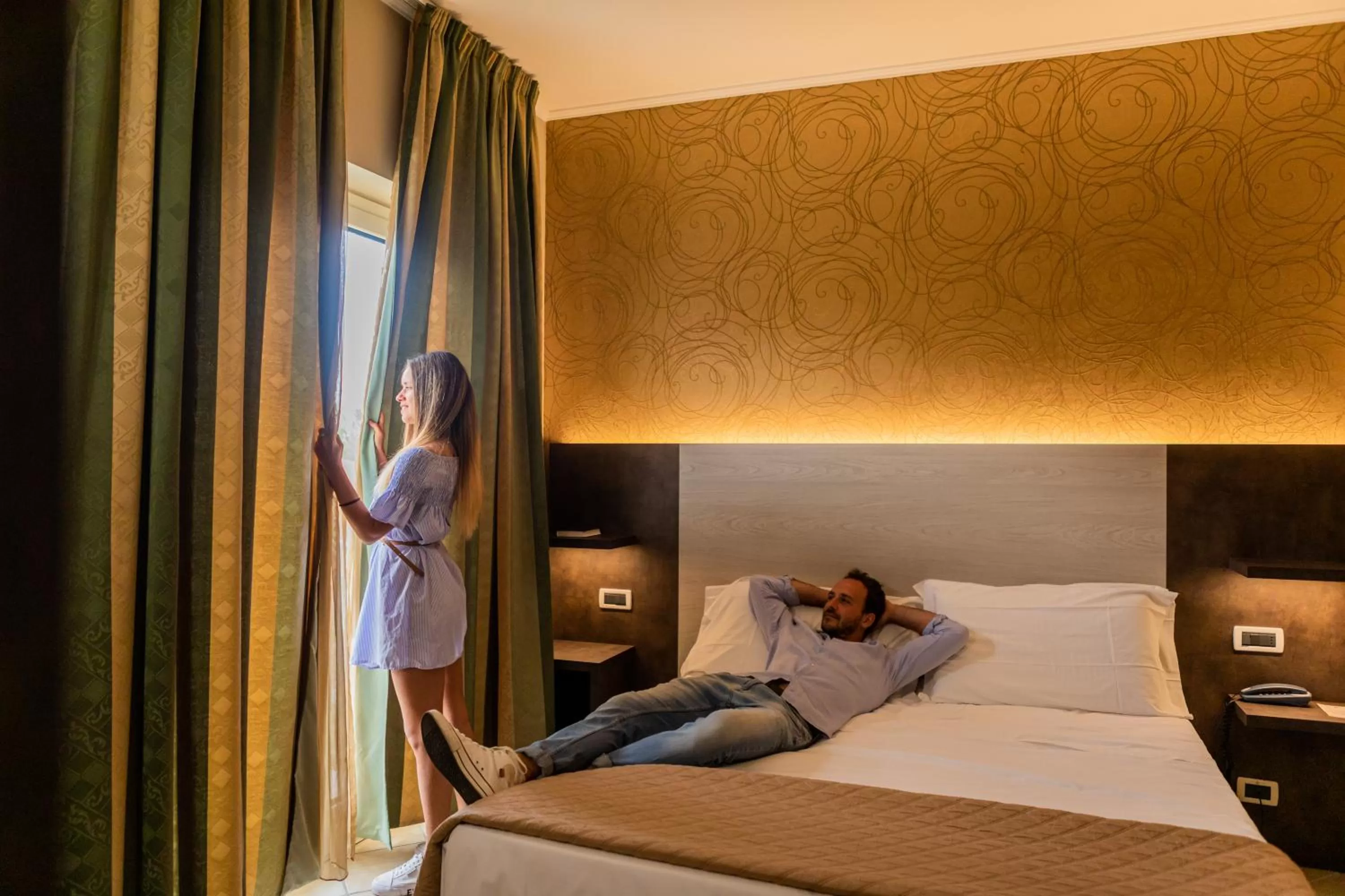 Shower, Bed in Hotel Prestige