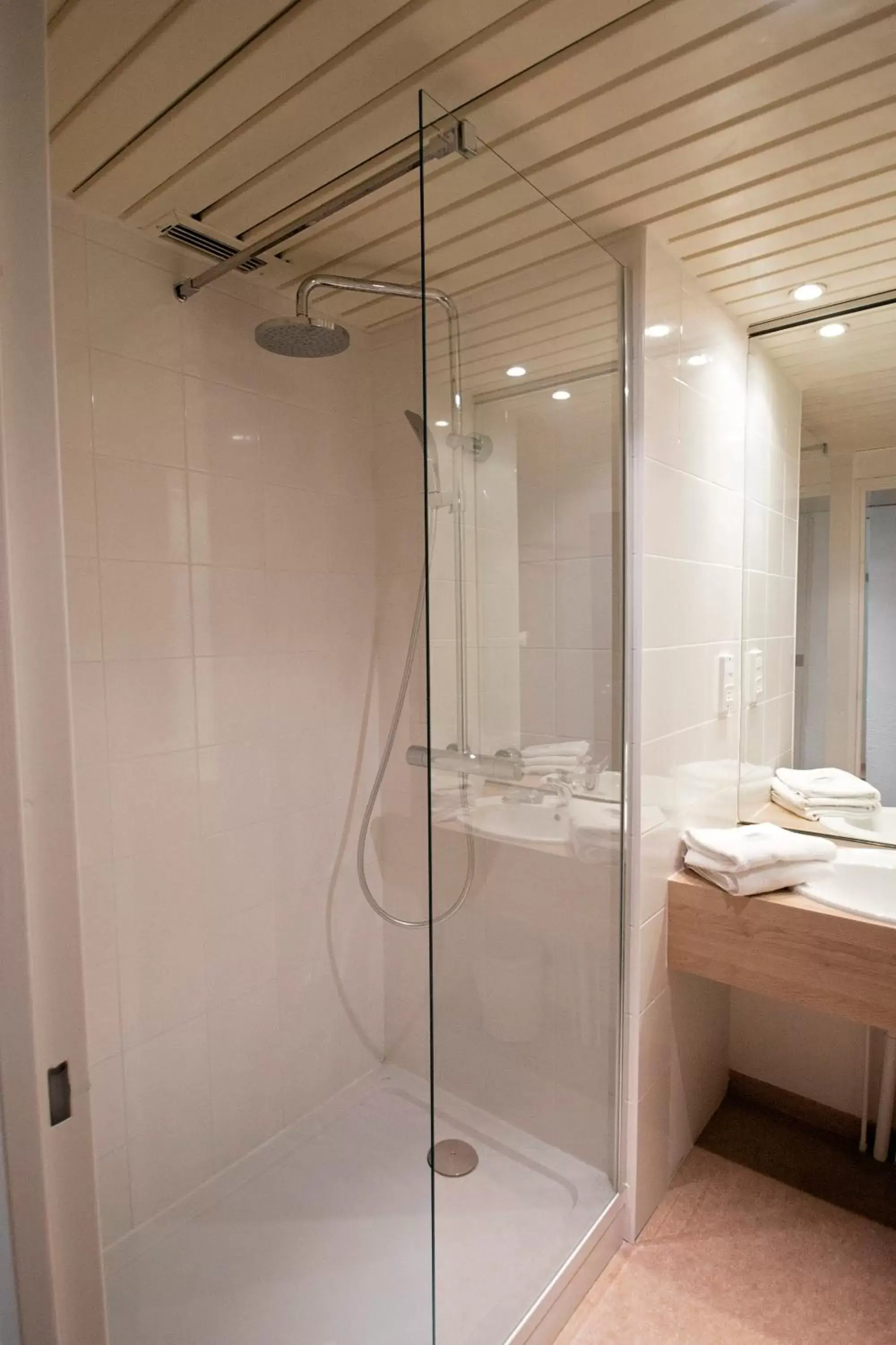 Shower, Bathroom in Kyriad Nemours