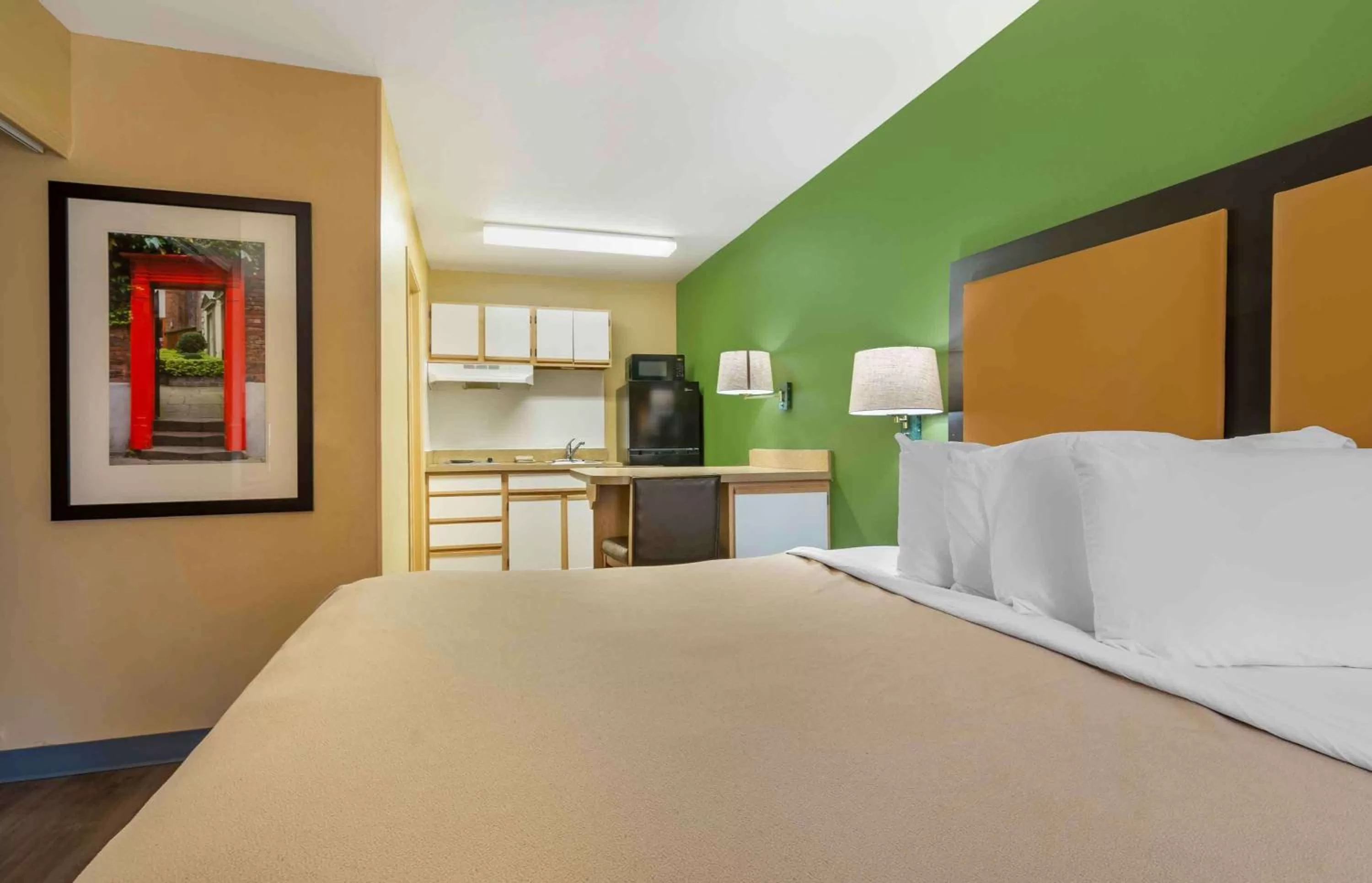 Bedroom, Bed in Extended Stay America Suites - Kansas City - Shawnee Mission
